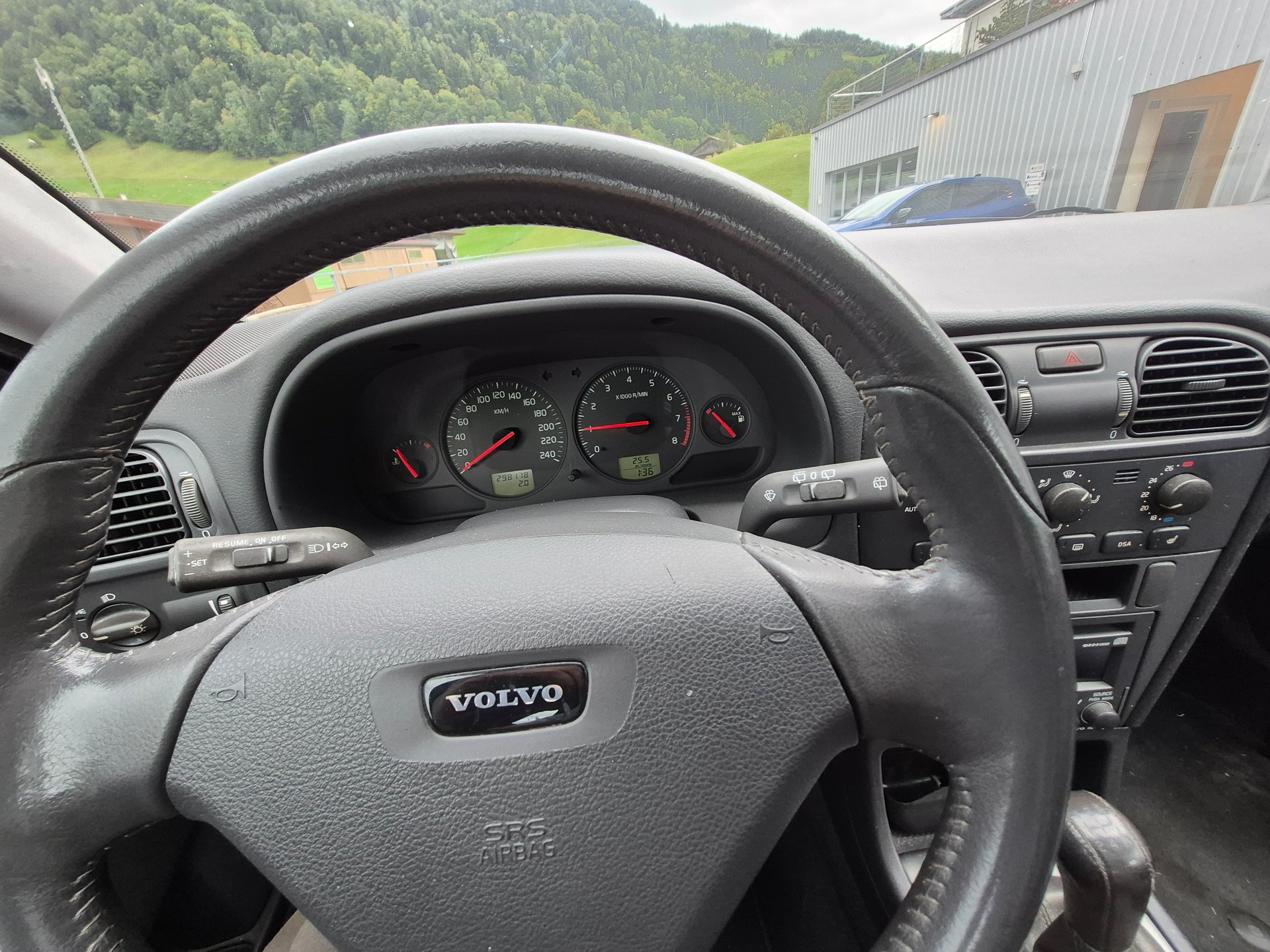 VOLVO V40 T4 Sport Edition-image-8