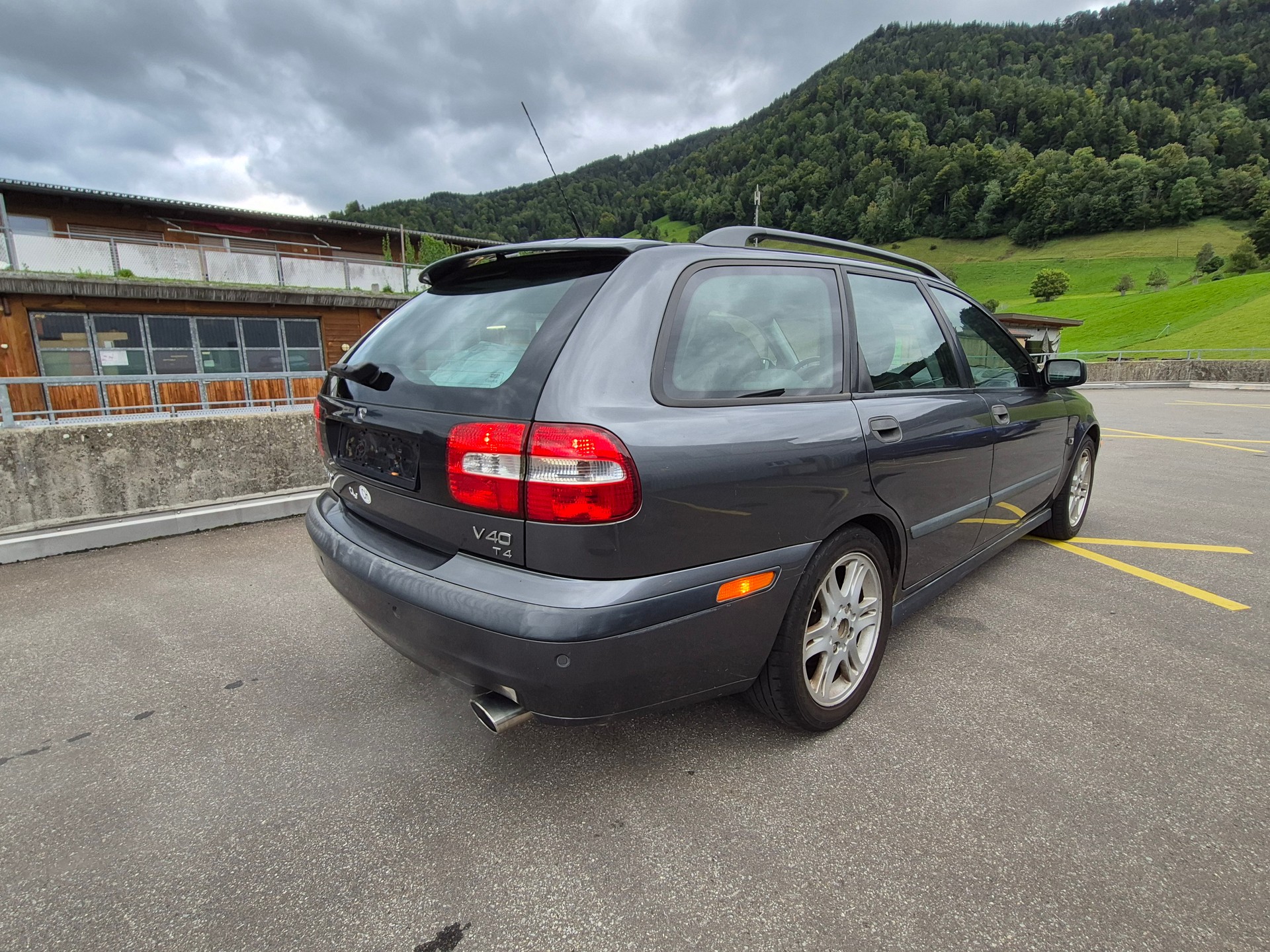 VOLVO V40 T4 Sport Edition-image-5