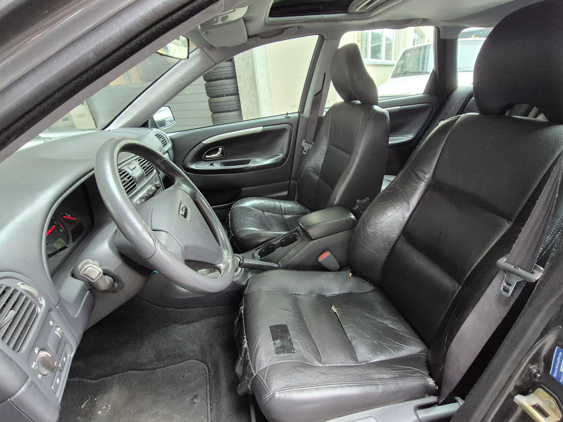 VOLVO V40 T4 Sport Edition-image-9