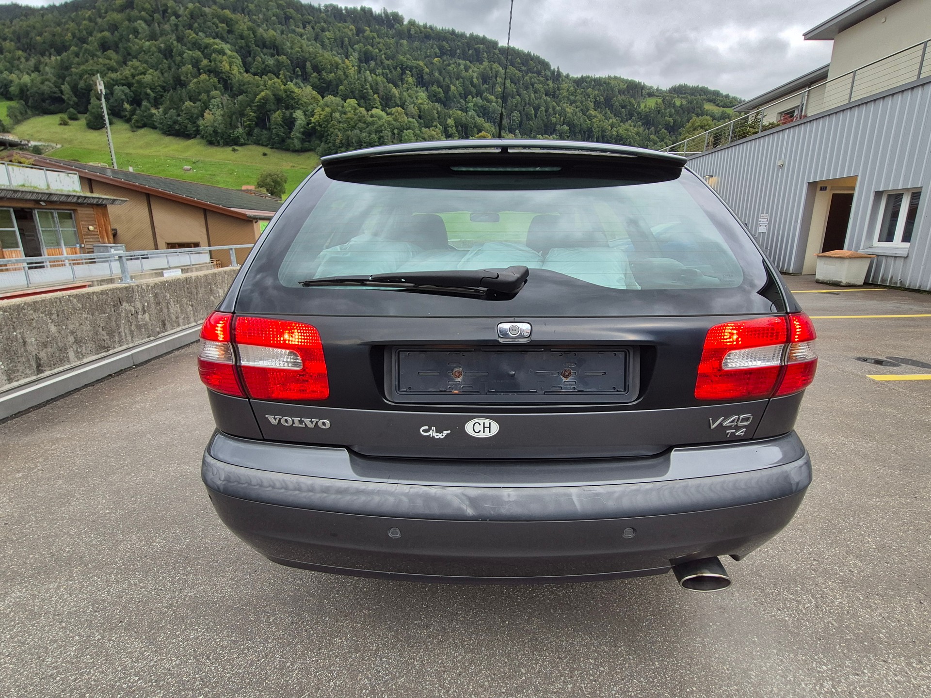 VOLVO V40 T4 Sport Edition-image-4
