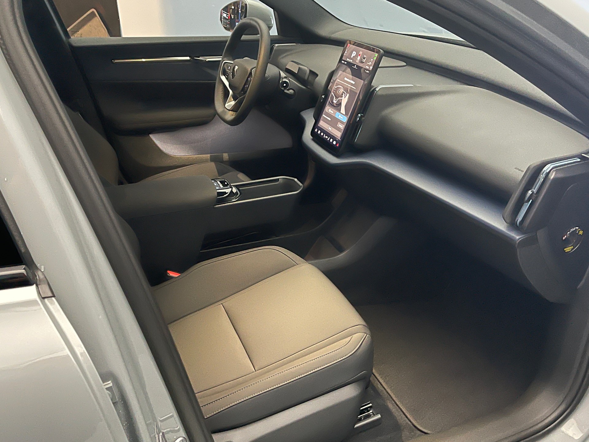 VOLVO EX30 E40 Core-image-12