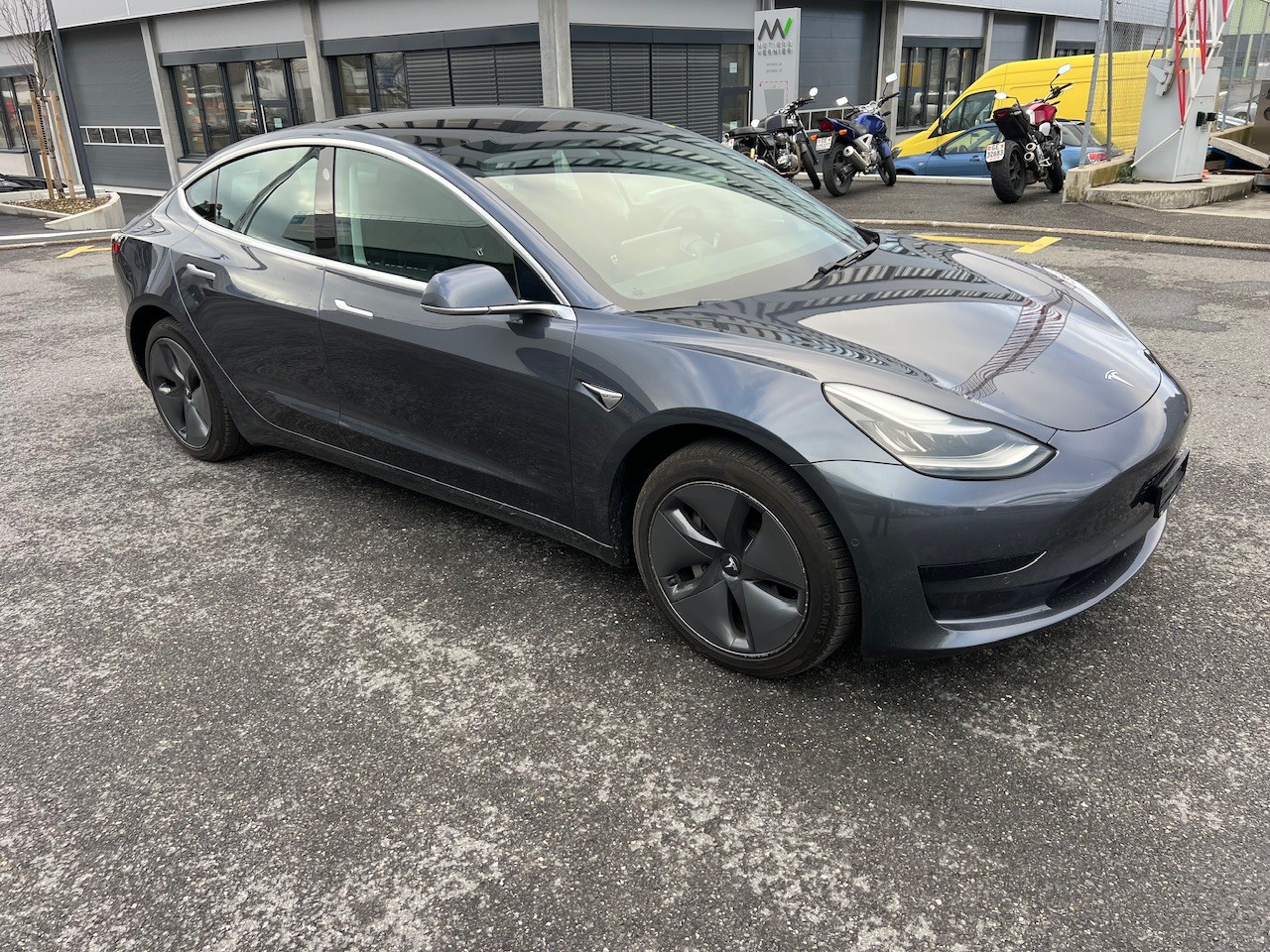 TESLA Model 3-image-7