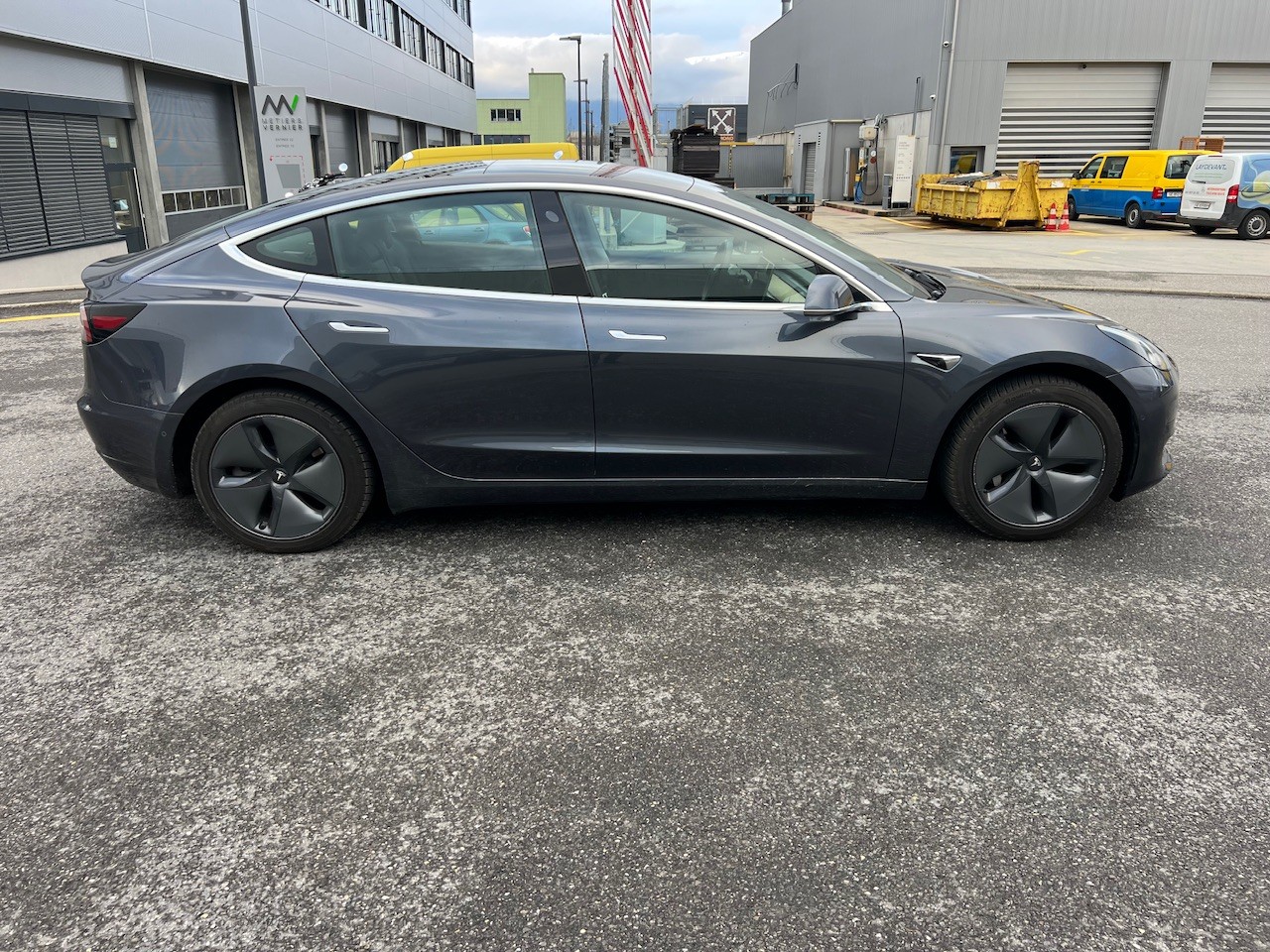 TESLA Model 3-image-6
