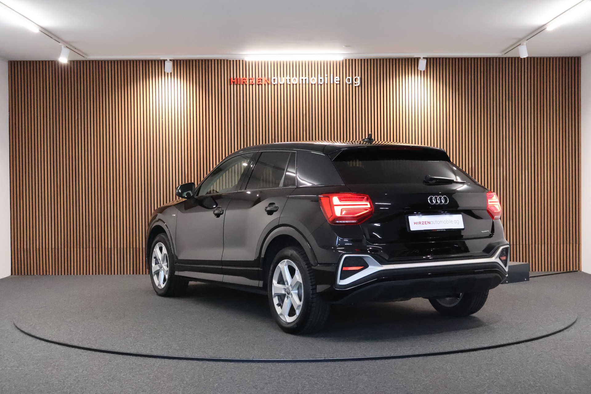 AUDI Q2 35 TDI S line quattro S-tronic-image-2