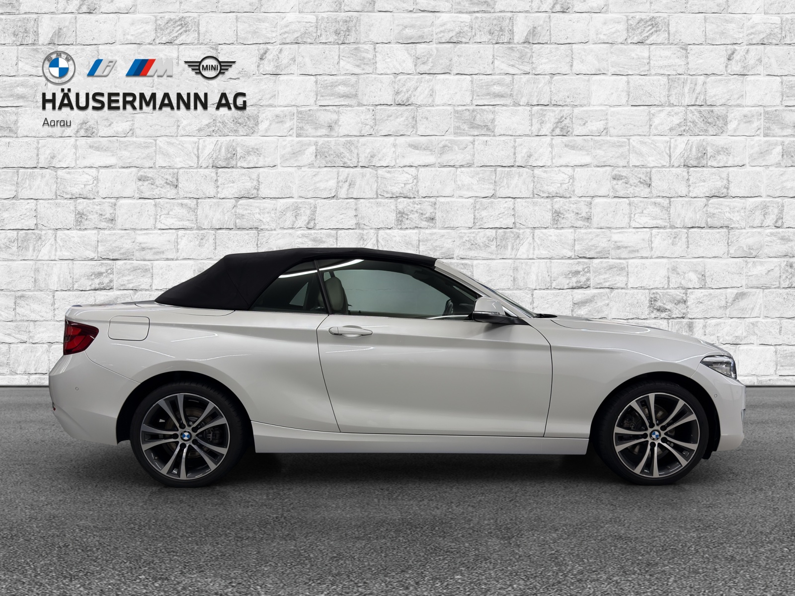 BMW 220i Luxury Line-image-4