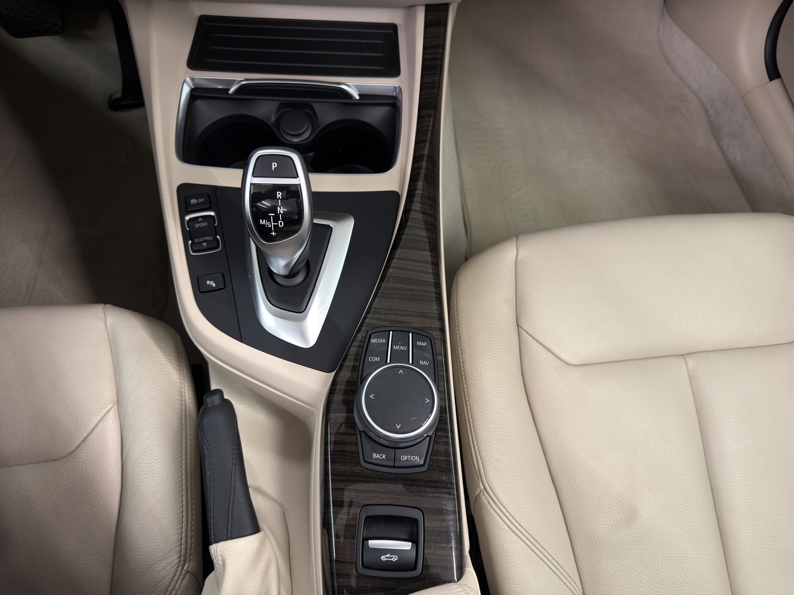 BMW 220i Luxury Line-image-17