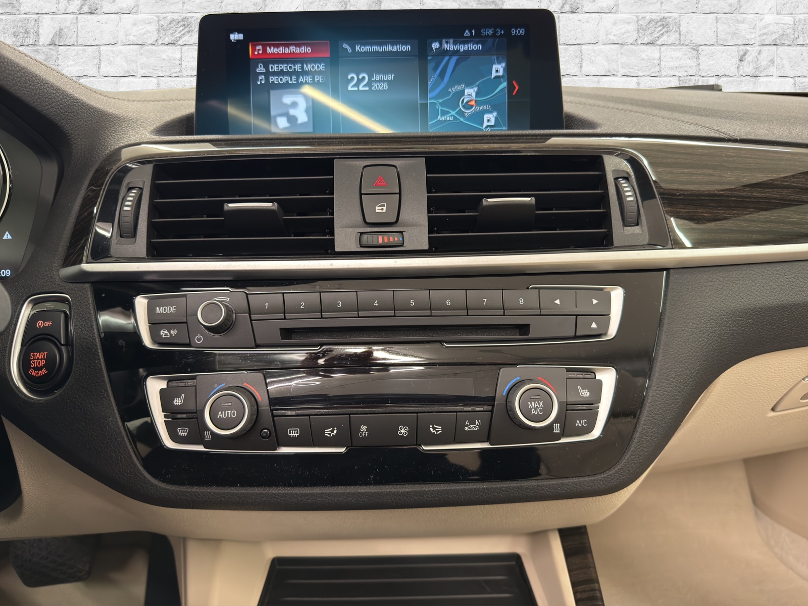 BMW 220i Luxury Line-image-18