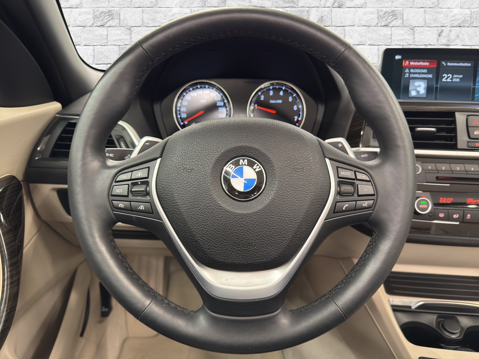 BMW 220i Luxury Line-image-13