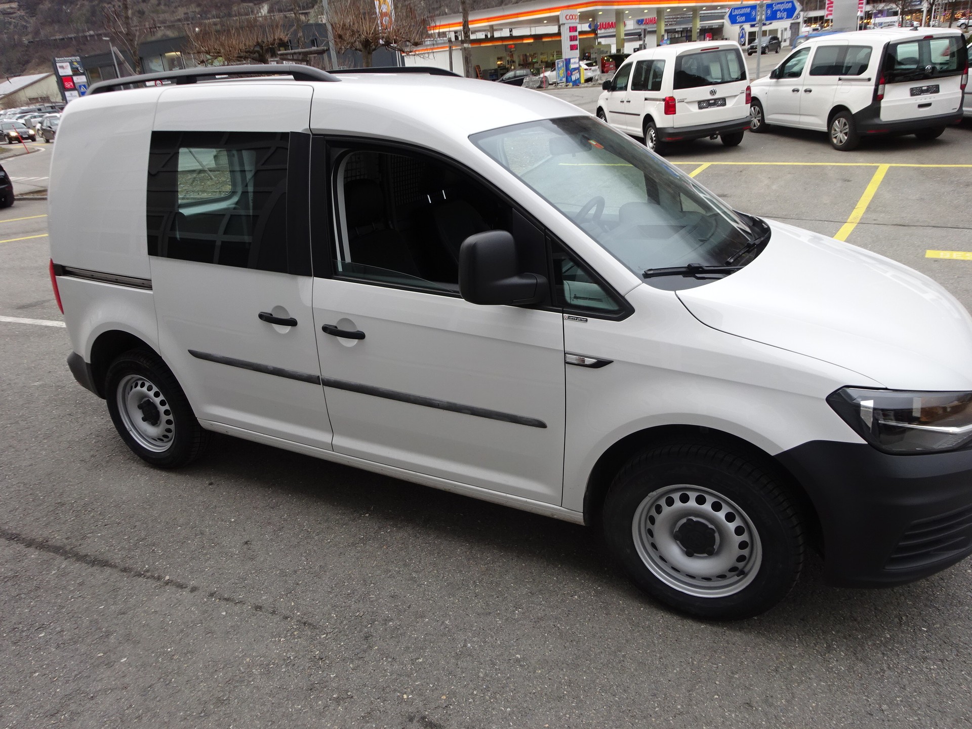 VW Caddy 2.0TDI BlueMotion Technology-image-3