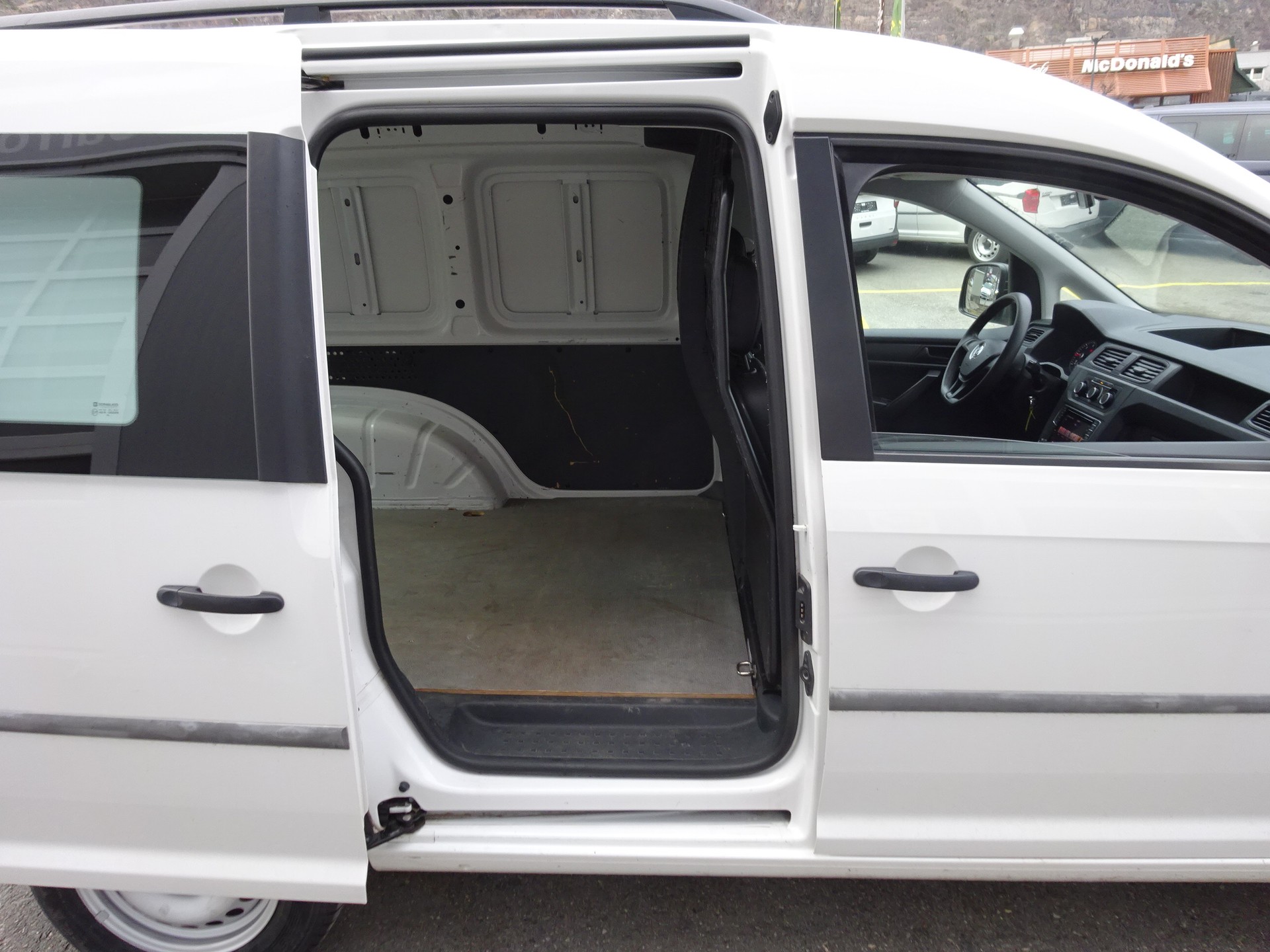 VW Caddy 2.0TDI BlueMotion Technology-image-4