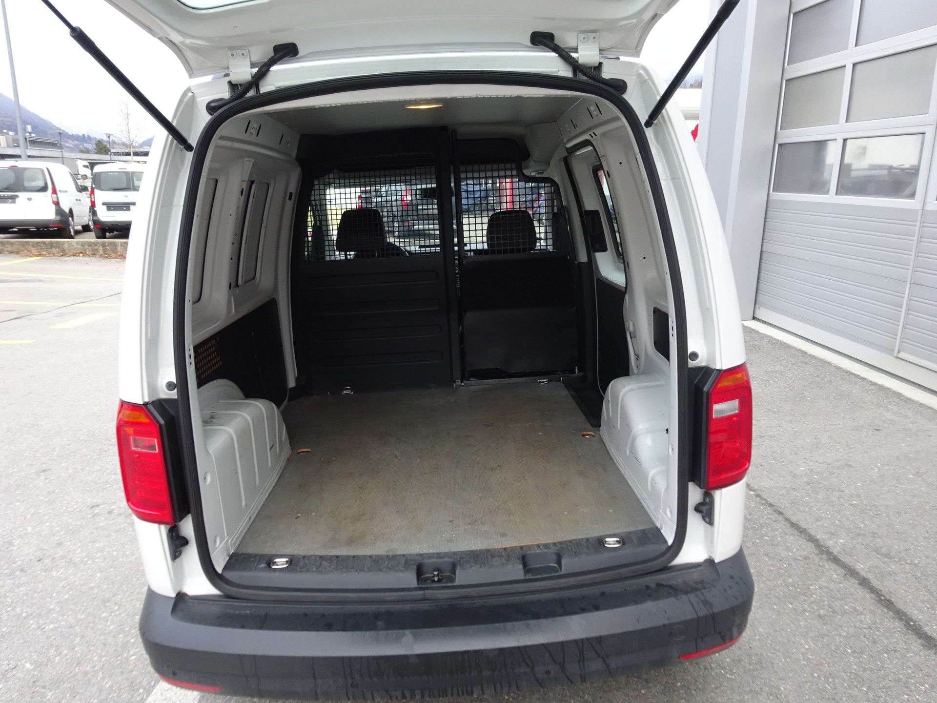VW Caddy 2.0TDI BlueMotion Technology-image-18