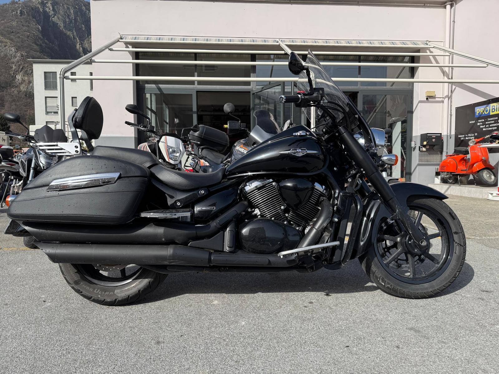 SUZUKI Intruder-showroom-element-1