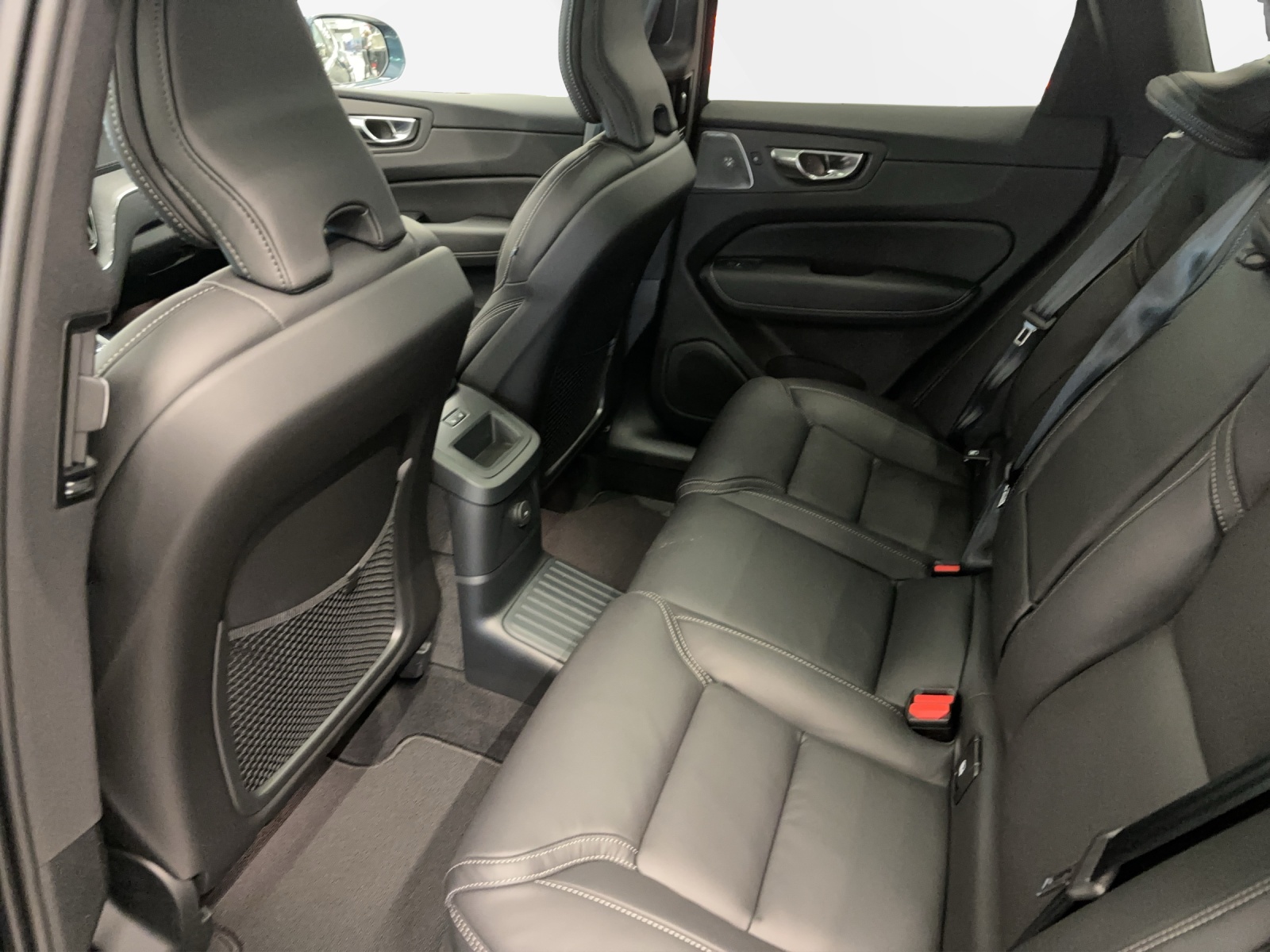 VOLVO XC60 2.0 T8 eAWD Ultra Bright Polestar Performance-image-4