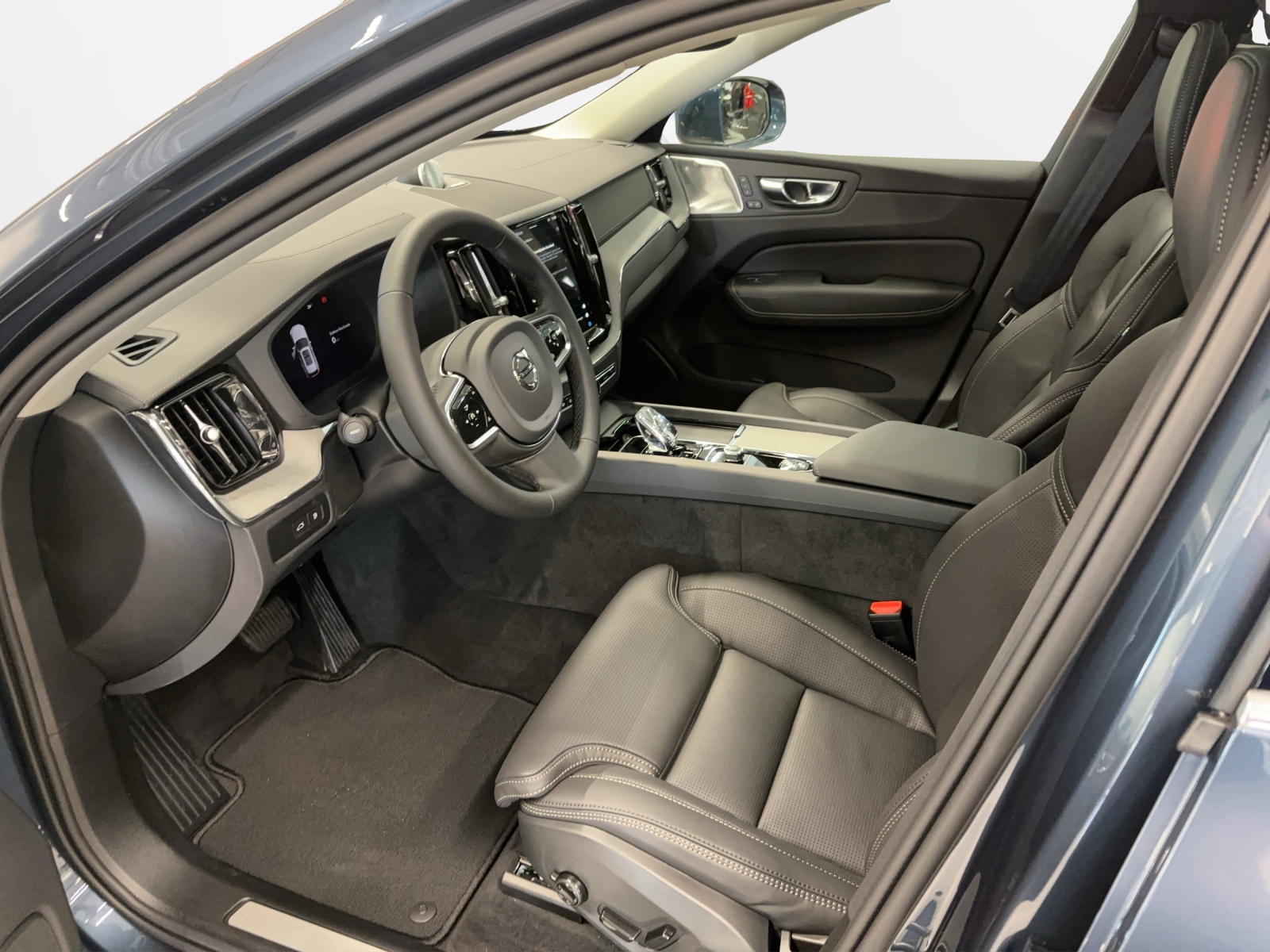 VOLVO XC60 2.0 T8 eAWD Ultra Bright Polestar Performance-showroom-element-3