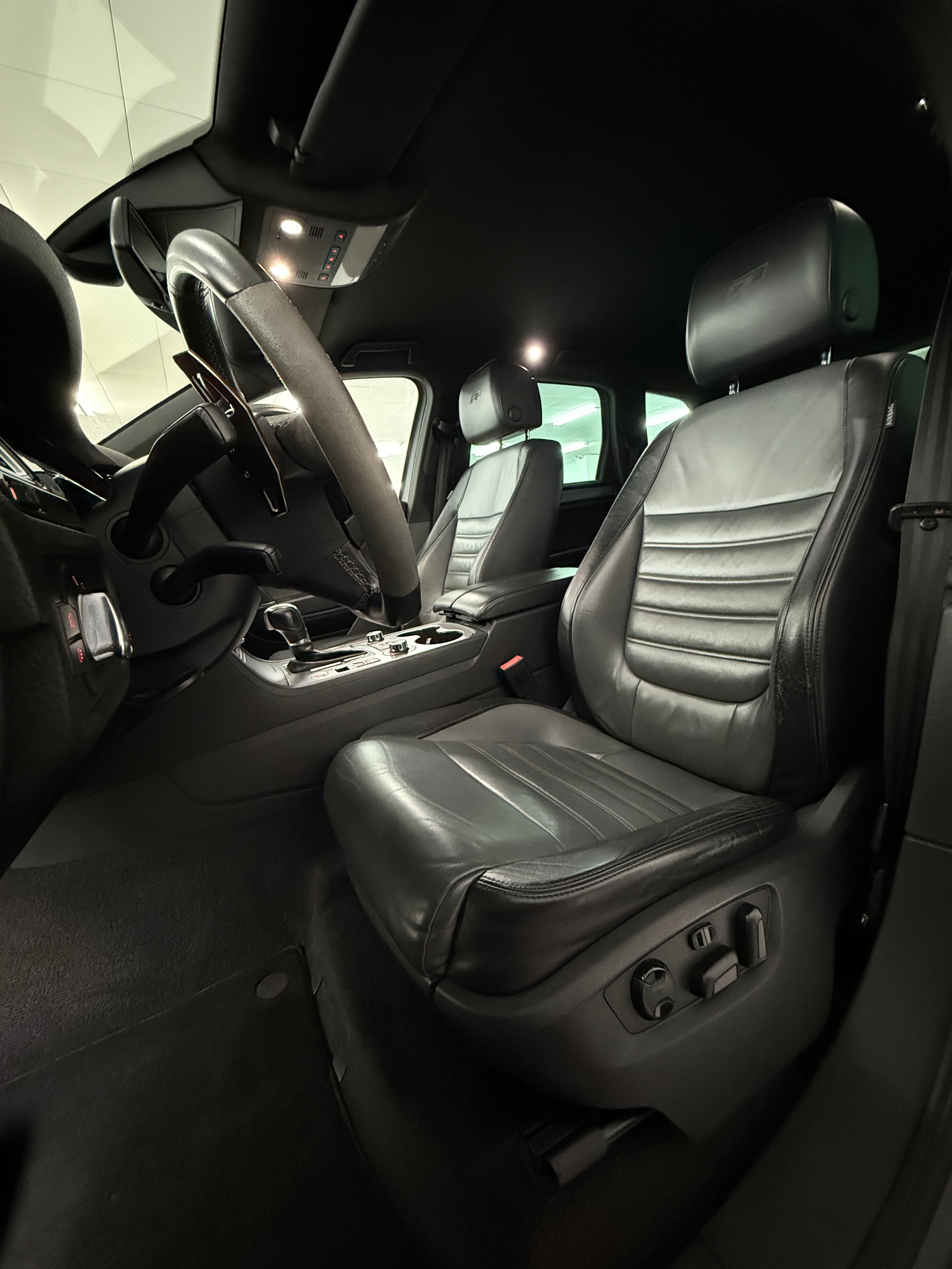 VW Touareg 3.0 TDI R-Line BlueMotion Technology Tiptronic-image-8