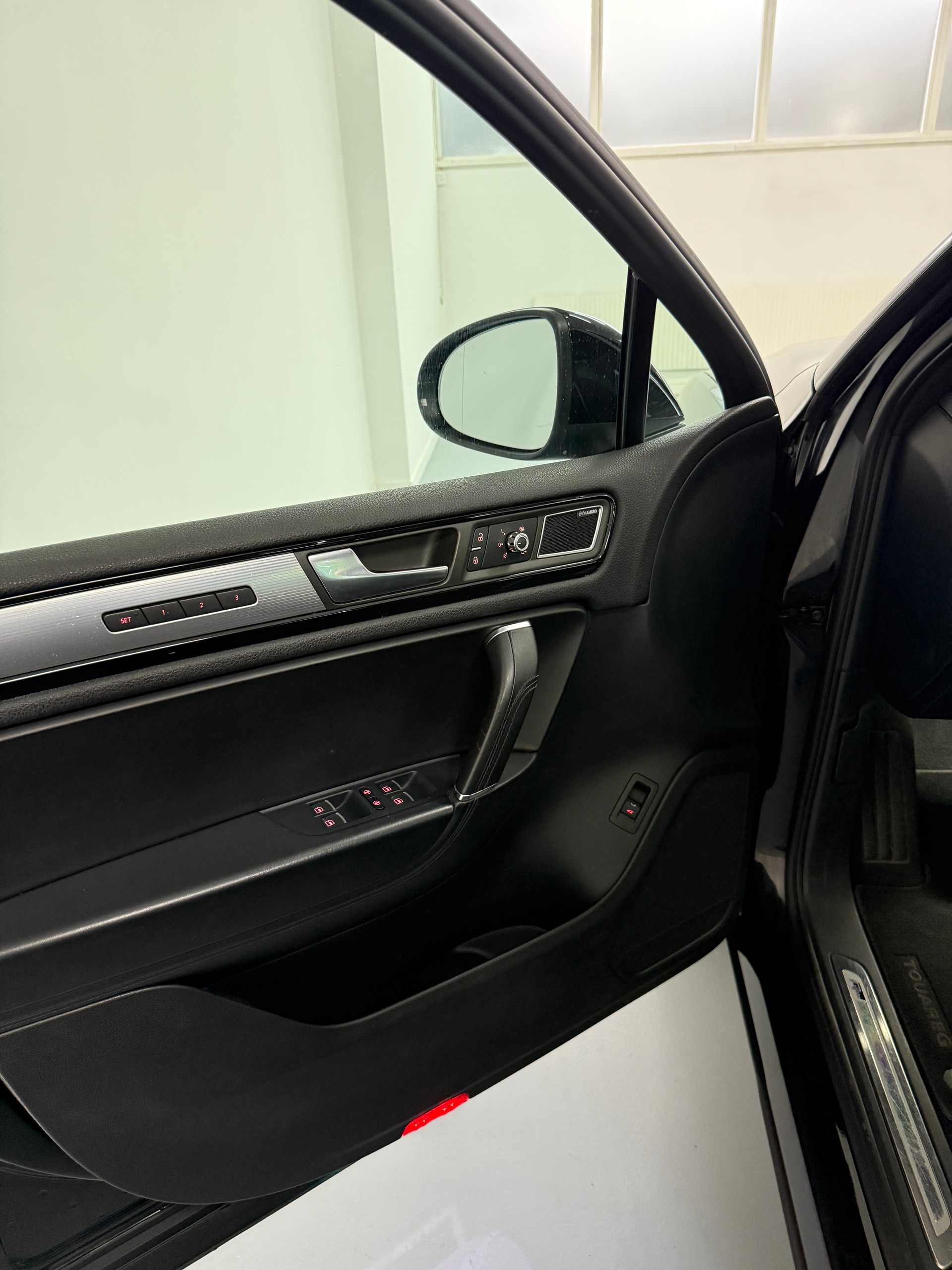 VW Touareg 3.0 TDI R-Line BlueMotion Technology Tiptronic-image-12