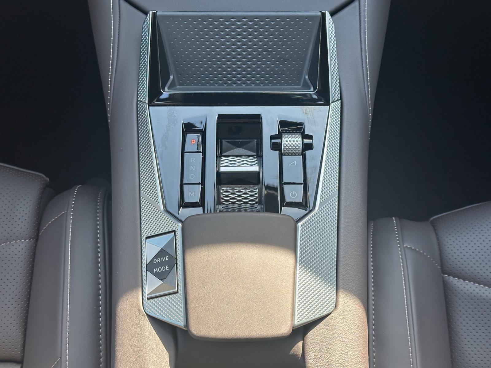 DS AUTOMOBILES No4 1.2 Hybrid 145 Étoile Nappa-image-21