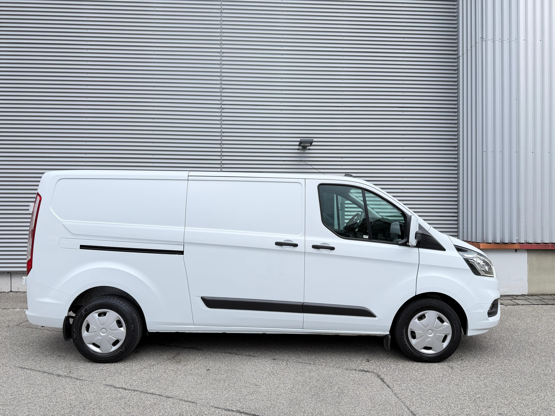 FORD Transit Custom Van 300 L2H1 Trend A-image-4