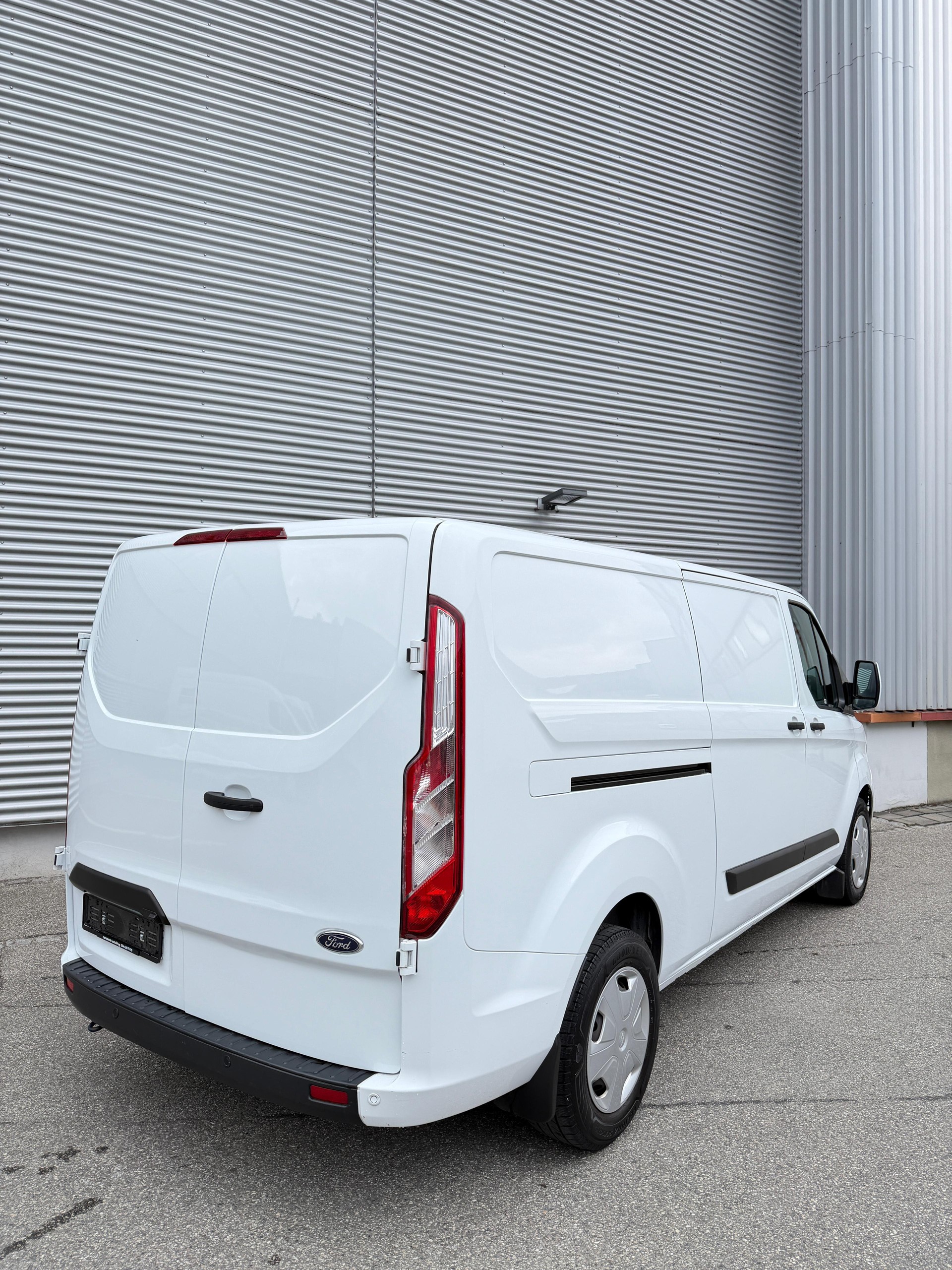 FORD Transit Custom Van 300 L2H1 Trend A-image-6