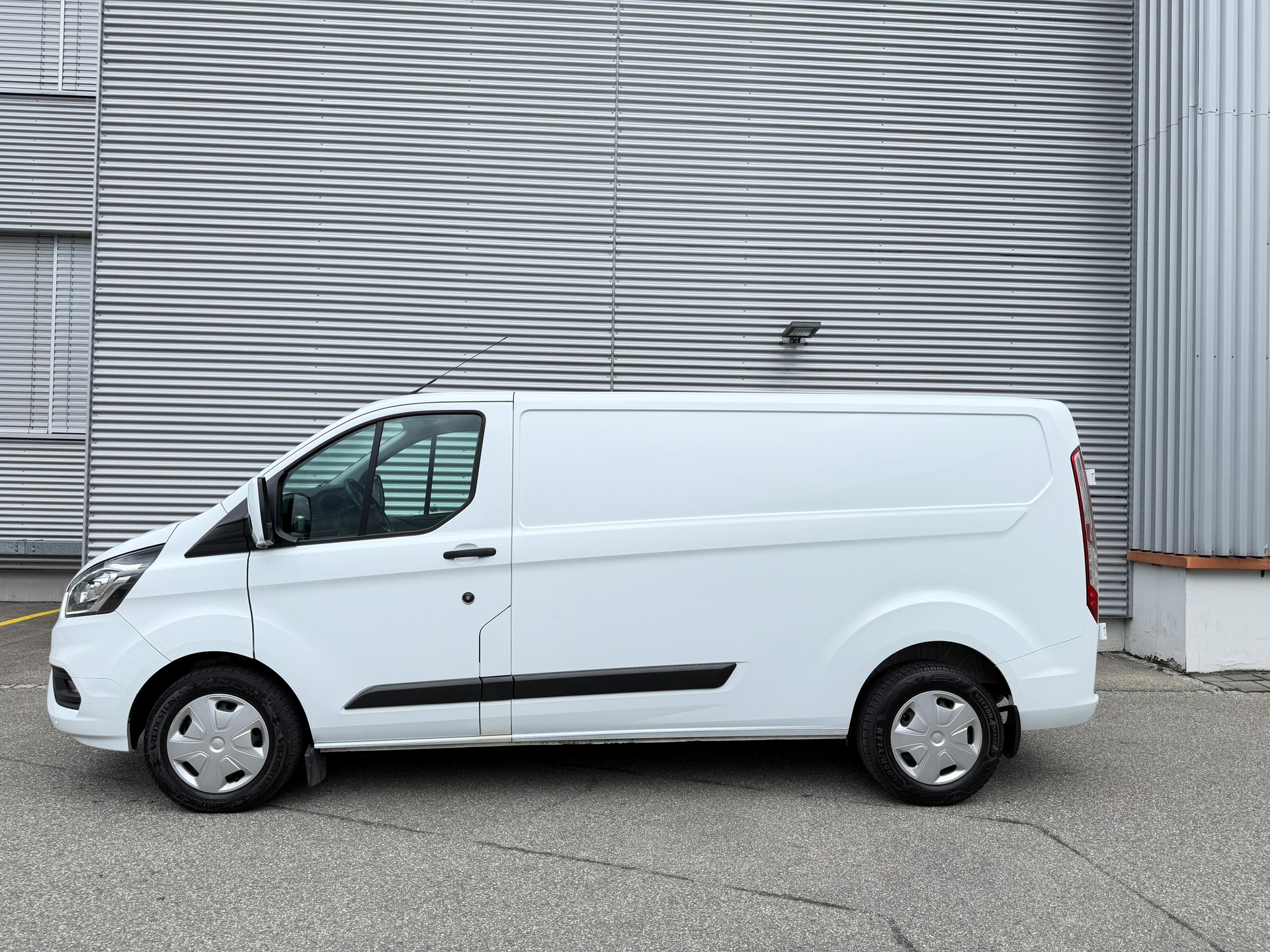 FORD Transit Custom Van 300 L2H1 Trend A-image-2