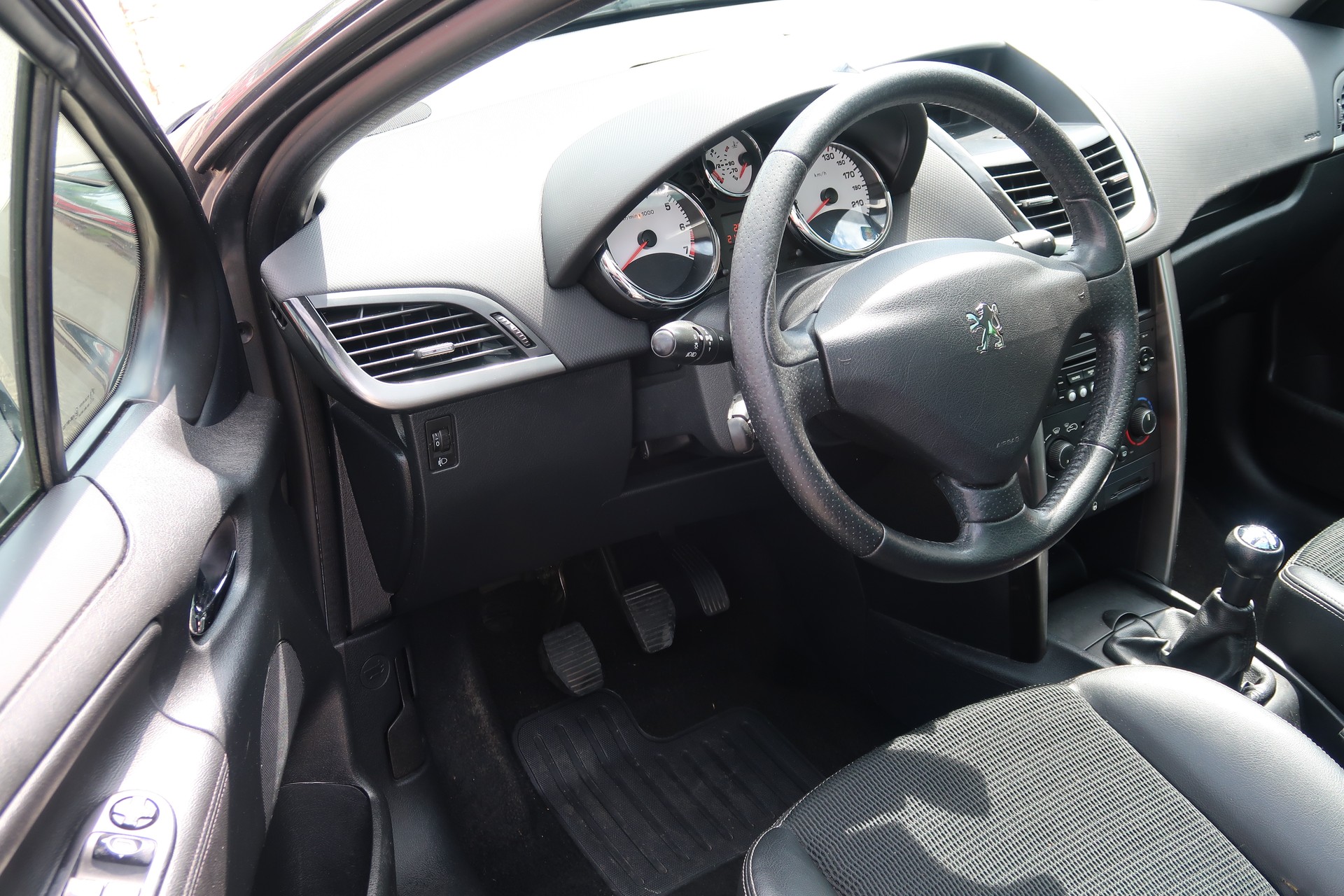 PEUGEOT 207 SW 1.6 16V Allure-image-7