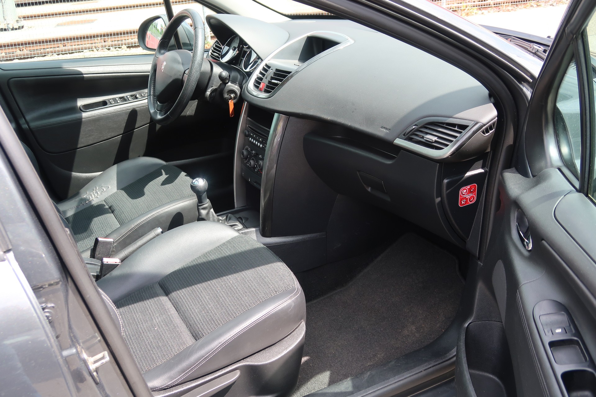 PEUGEOT 207 SW 1.6 16V Allure-image-11