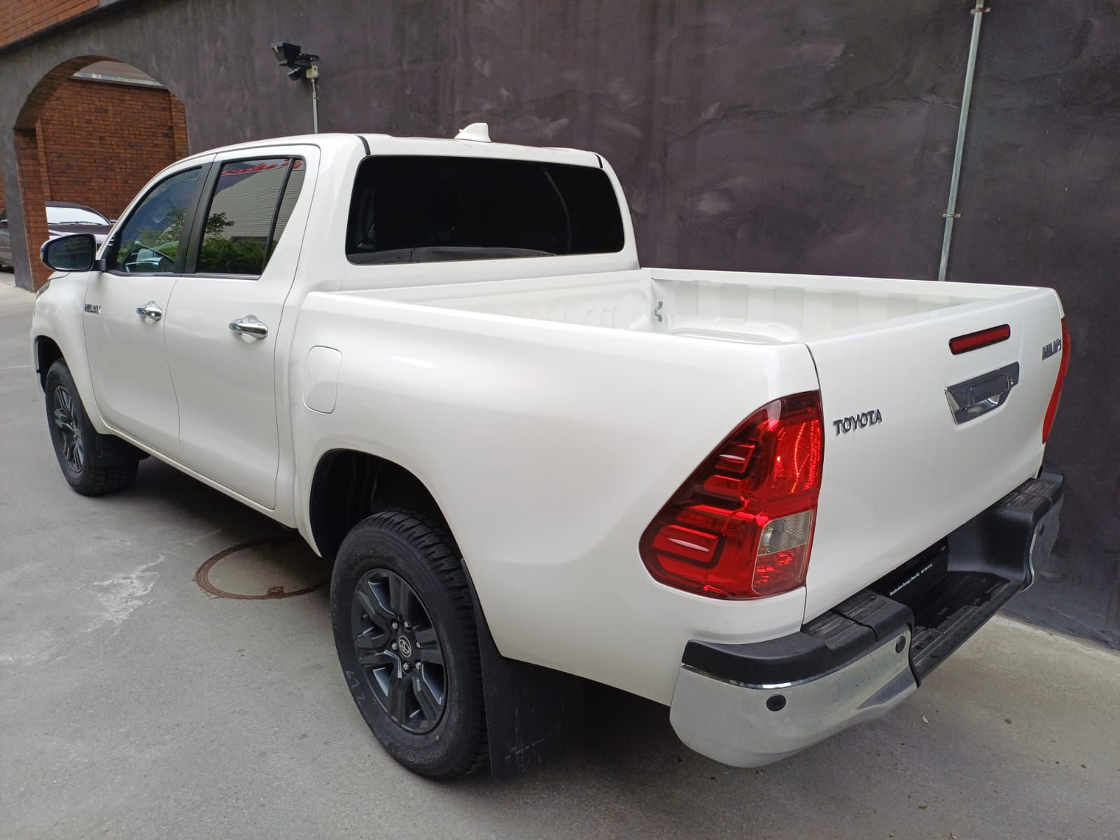 TOYOTA Hilux 2.8d MHEV Style Double Cab 4x4-image-4