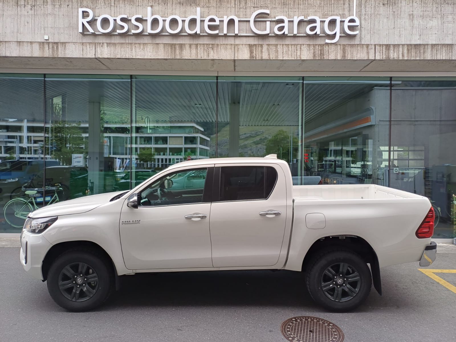 TOYOTA Hilux 2.8d MHEV Style Double Cab 4x4