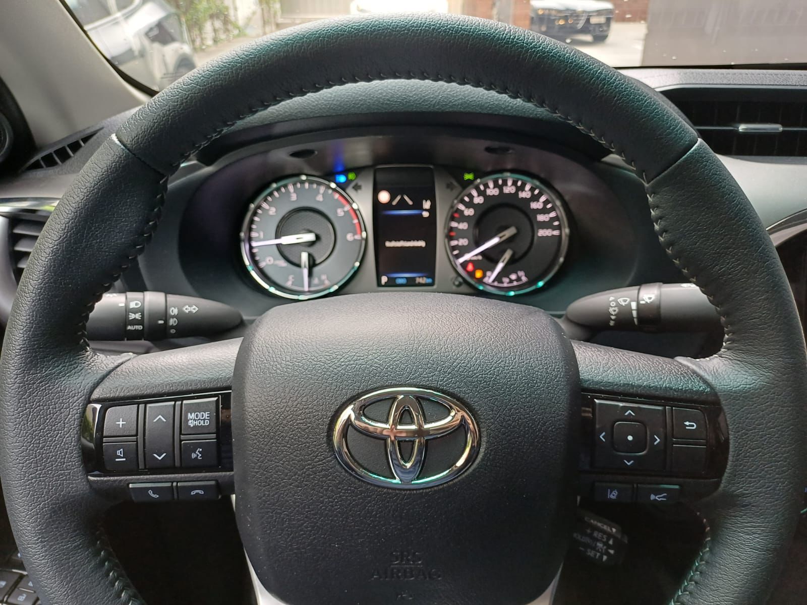 TOYOTA Hilux 2.8d MHEV Style Double Cab 4x4-image-8