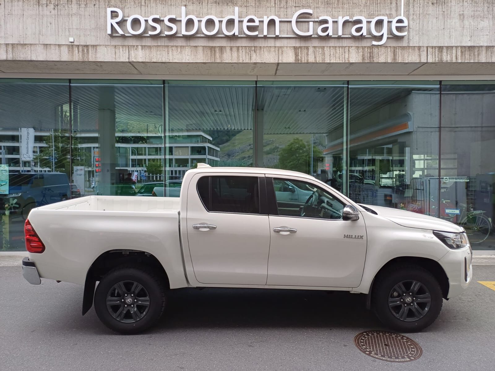 TOYOTA Hilux 2.8d MHEV Style Double Cab 4x4-image-1
