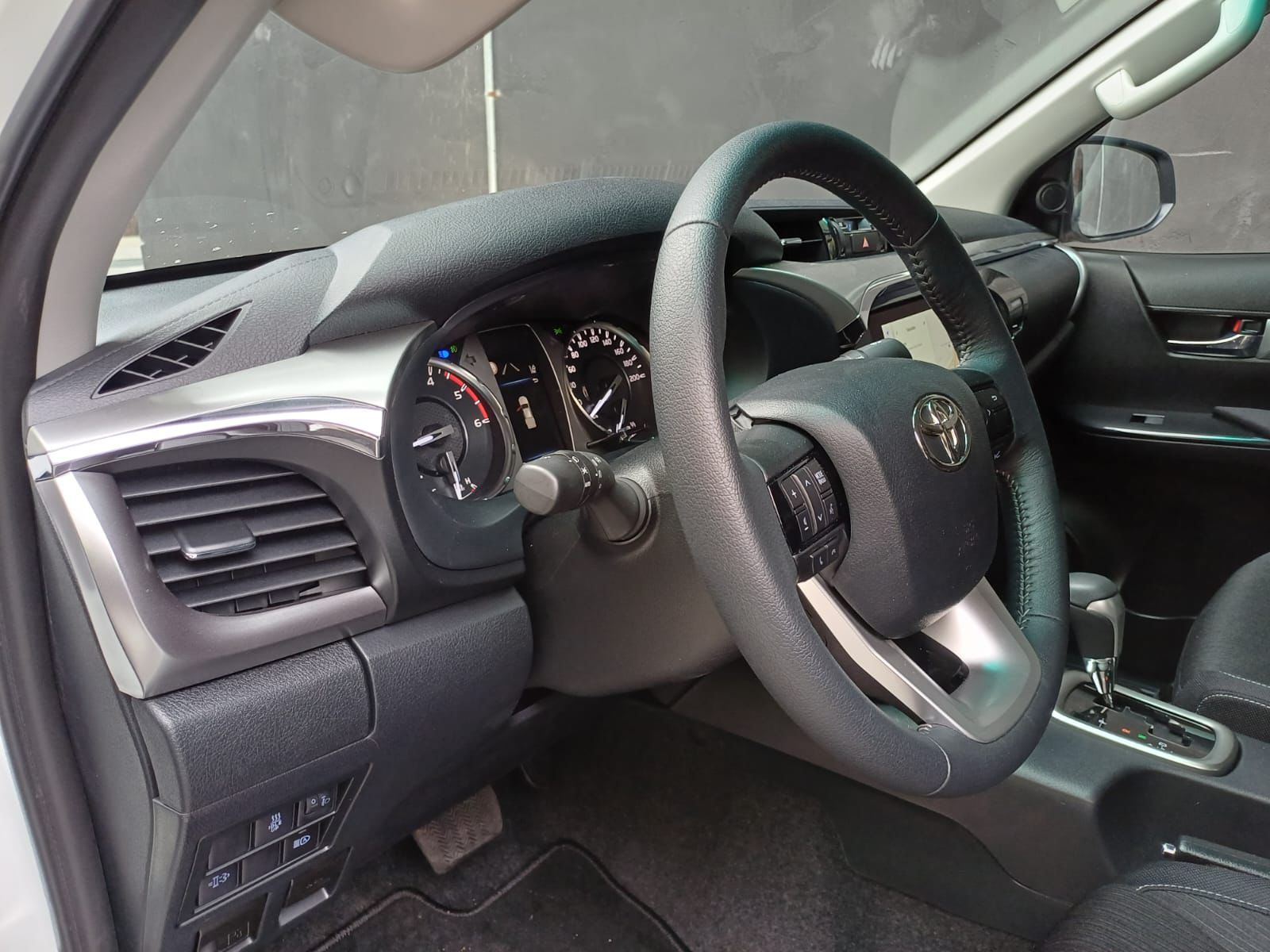 TOYOTA Hilux 2.8d MHEV Style Double Cab 4x4-image-9