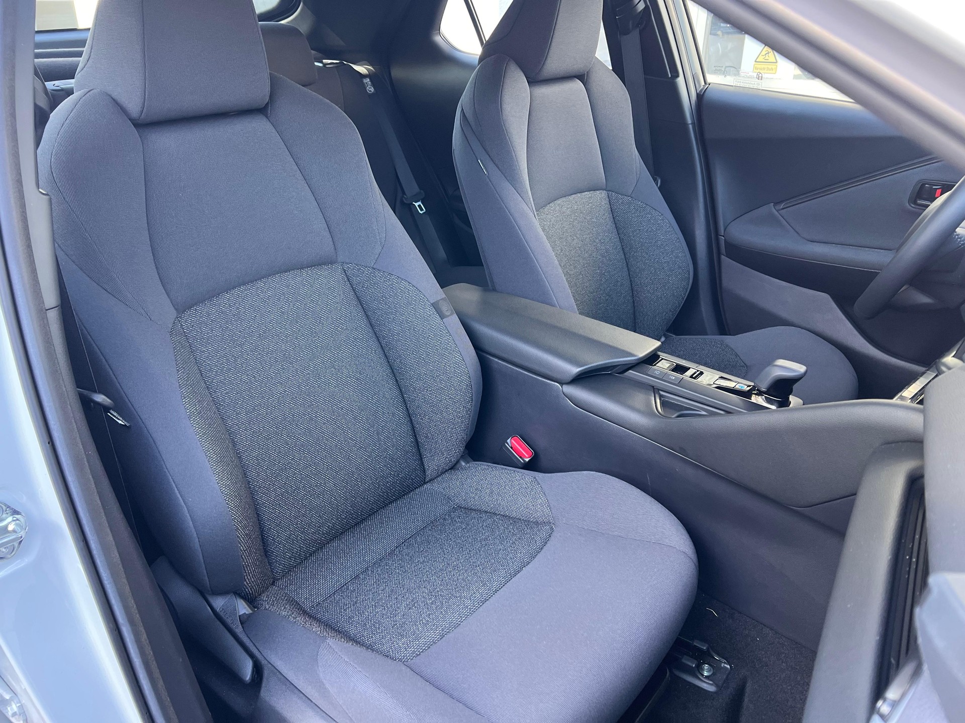 TOYOTA C-HR 1.8 HEV Comfort-image-13