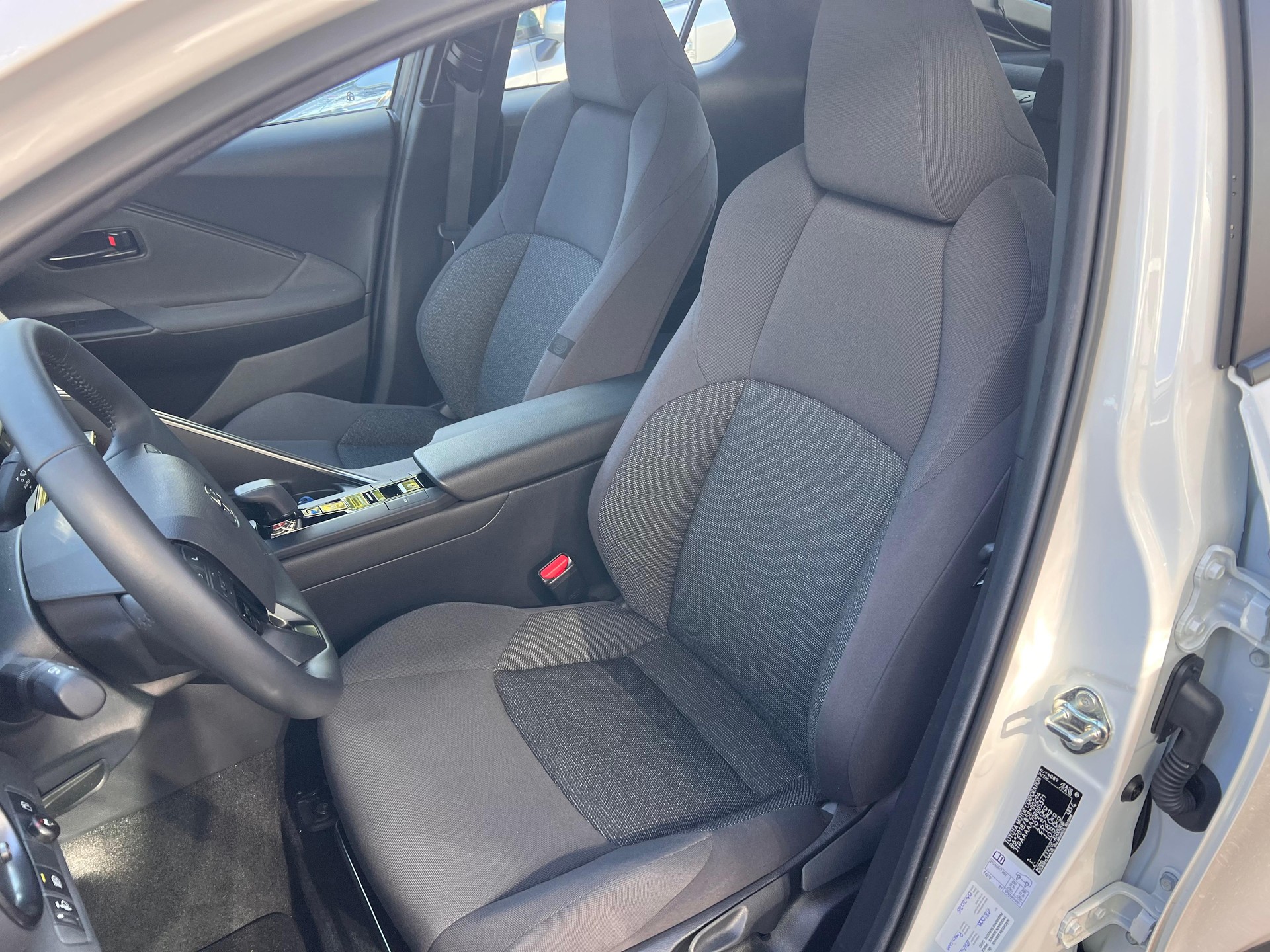 TOYOTA C-HR 1.8 HEV Comfort-image-8