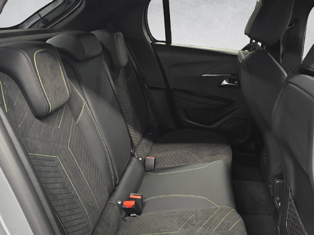 PEUGEOT 208 1.2 Hybrid 145 GT-image-12