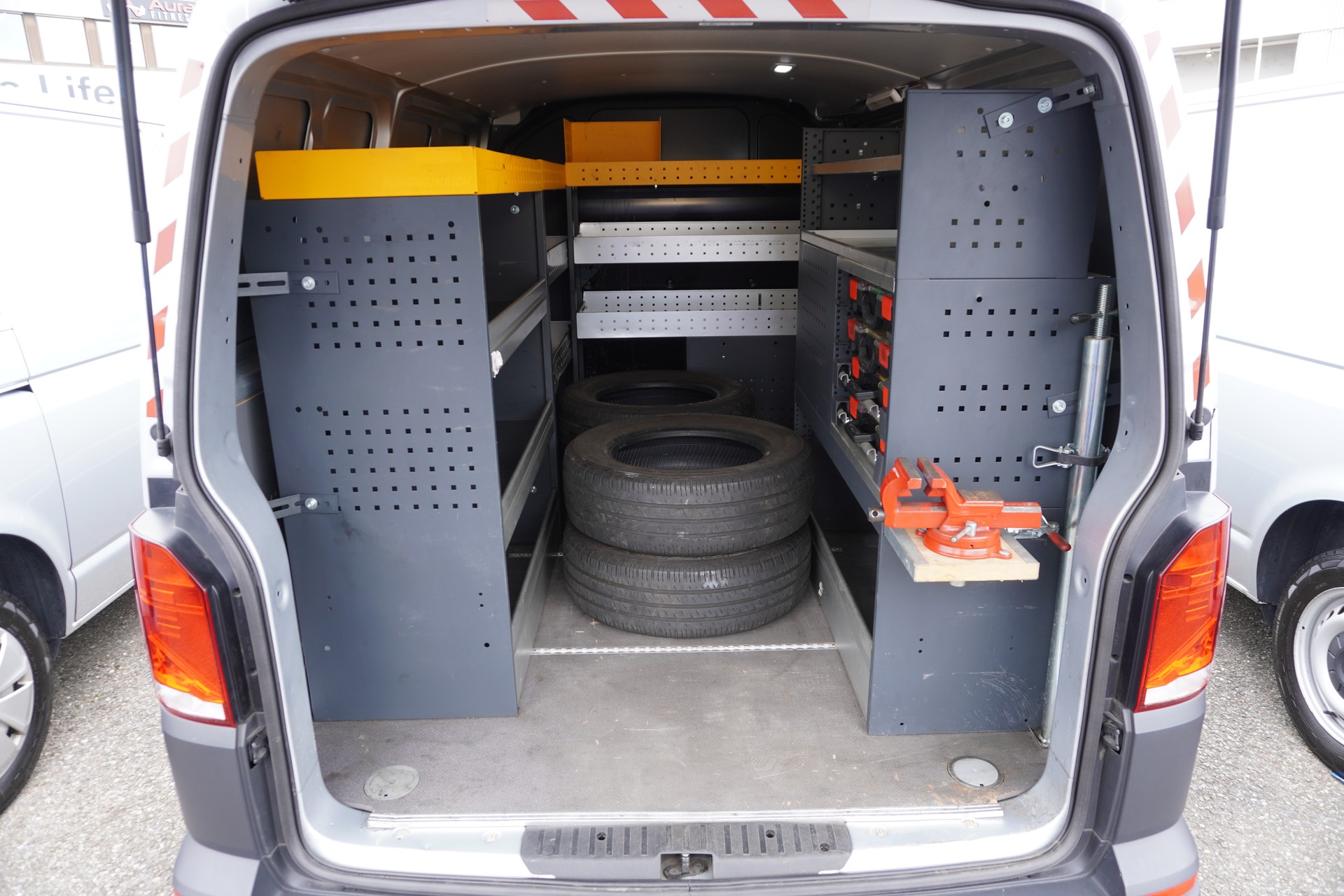 VW T6.1 2.0 TDI EINBAU-SCHRÄNKE 3200 KG!!!-image-24