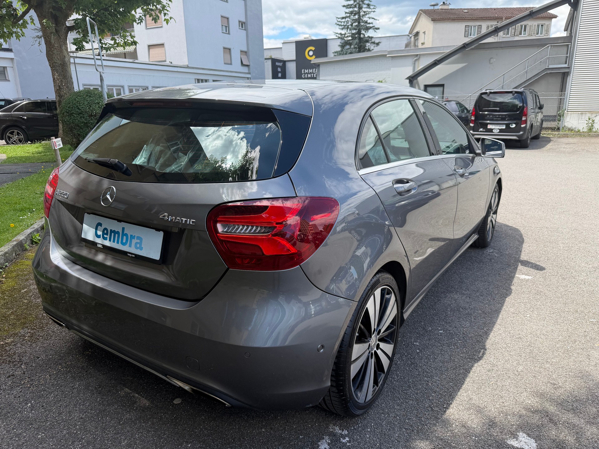 MERCEDES-BENZ A 220 AMG Line 4Matic 7G-DCT-image-3