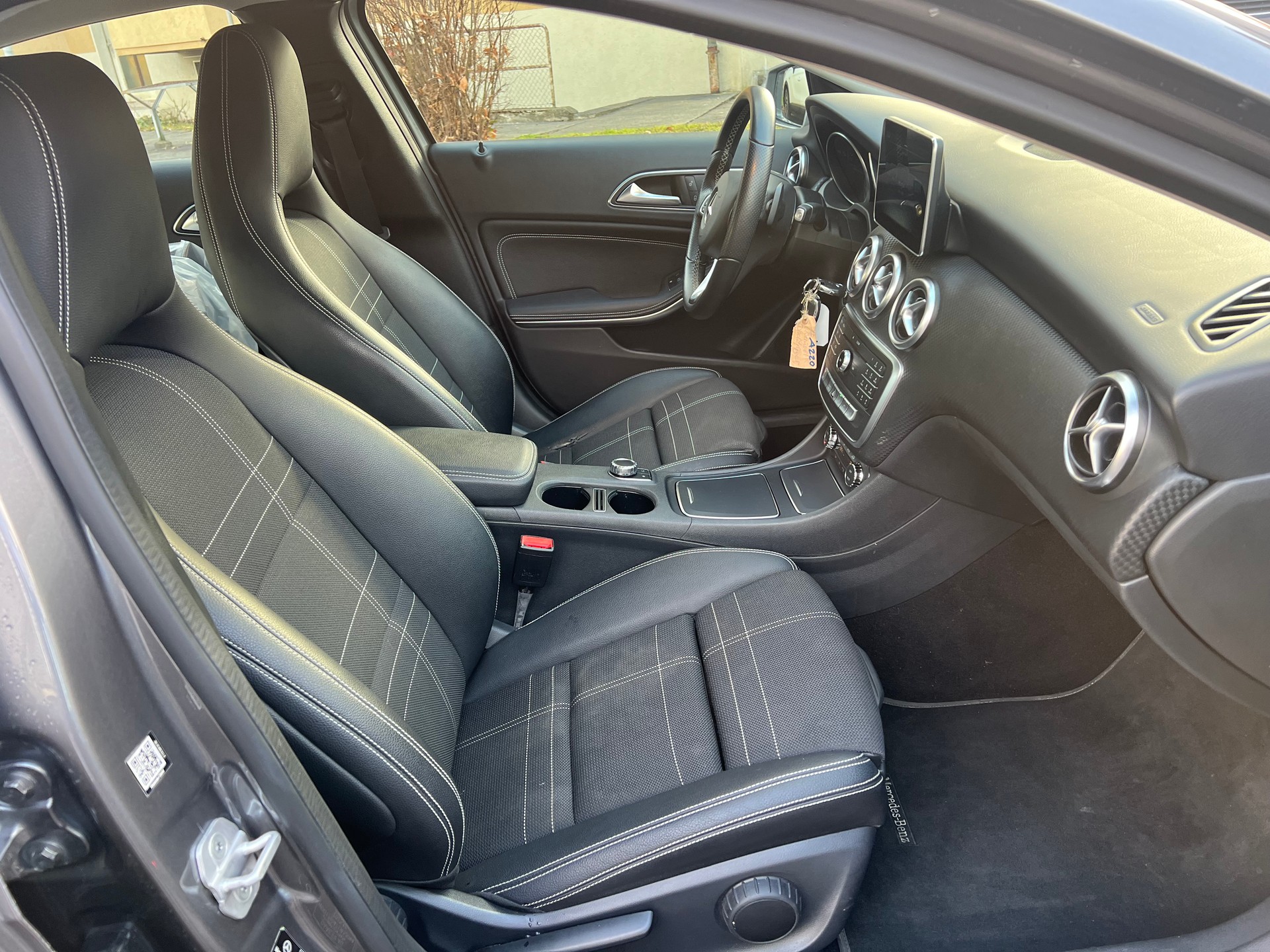 MERCEDES-BENZ A 220 AMG Line 4Matic 7G-DCT-image-6