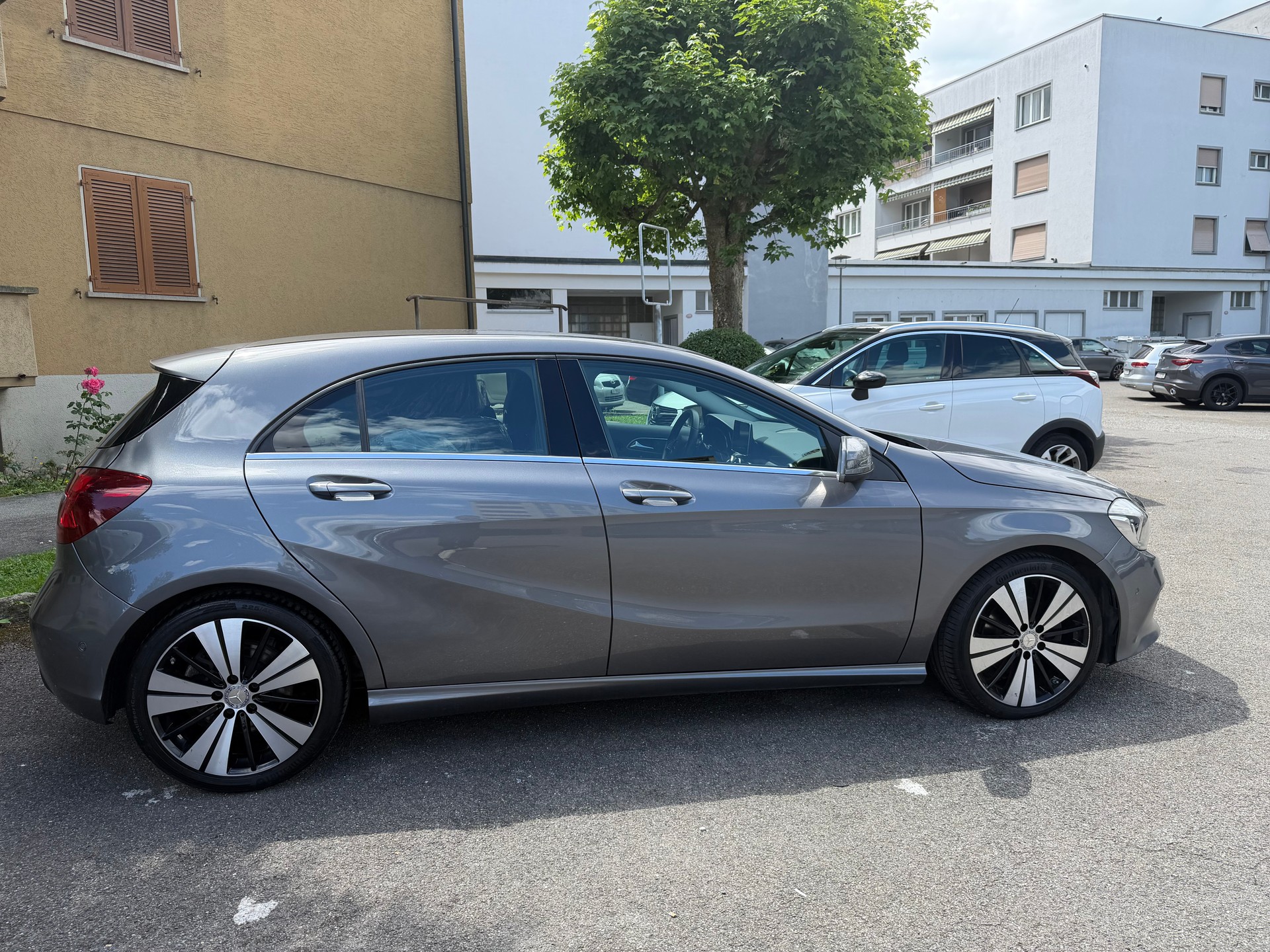 MERCEDES-BENZ A 220 AMG Line 4Matic 7G-DCT-image-4