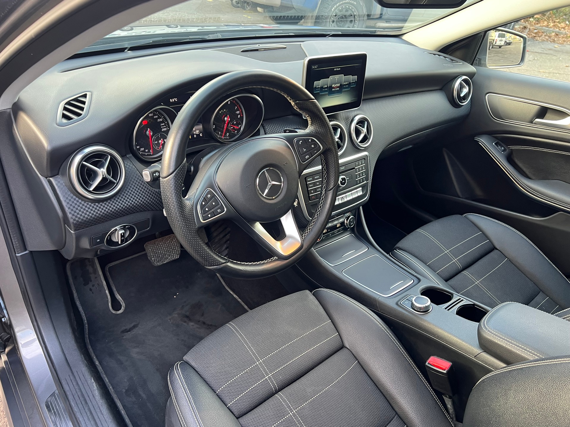 MERCEDES-BENZ A 220 AMG Line 4Matic 7G-DCT-image-9