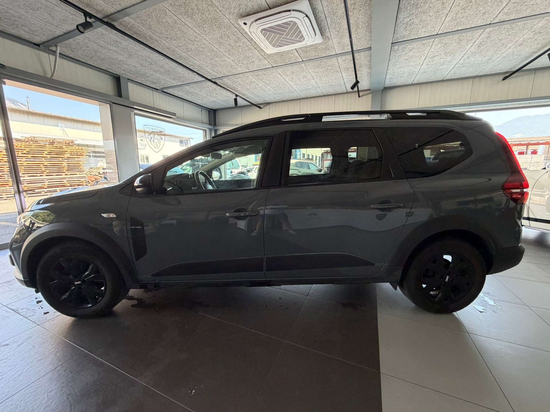 DACIA Jogger TCe 110 Extreme ** Visite sur rendez-vous**-showroom-element-1