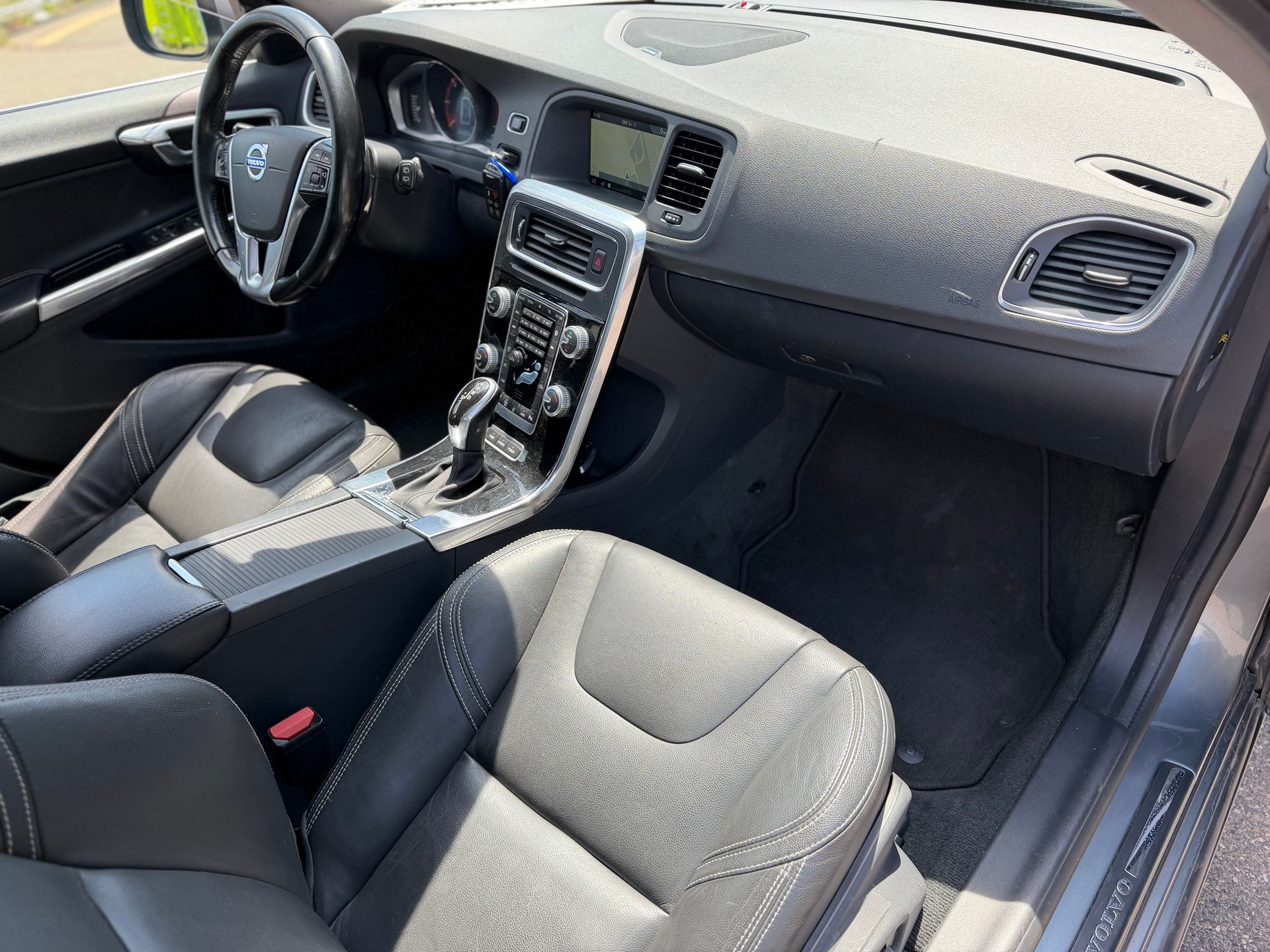 VOLVO V60 D6 AWD Plug-in Hybrid Momentum Geartronic-image-12