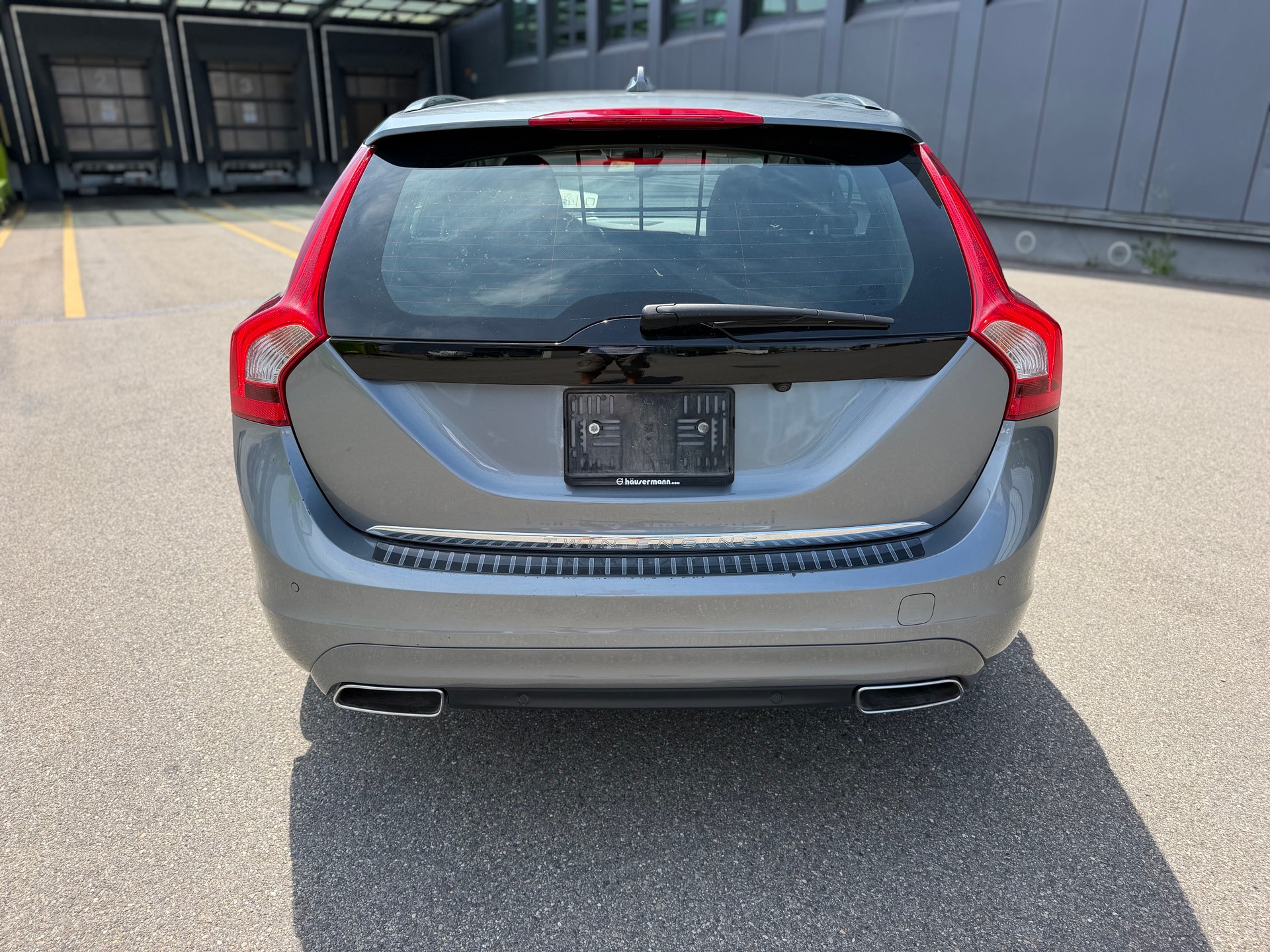 VOLVO V60 D6 AWD Plug-in Hybrid Momentum Geartronic-image-5