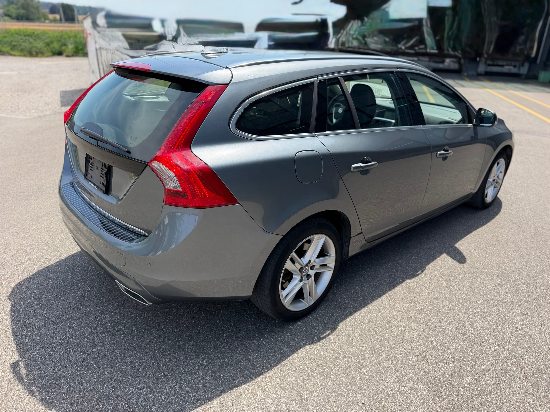 VOLVO V60 D6 AWD Plug-in Hybrid Momentum Geartronic-image-4