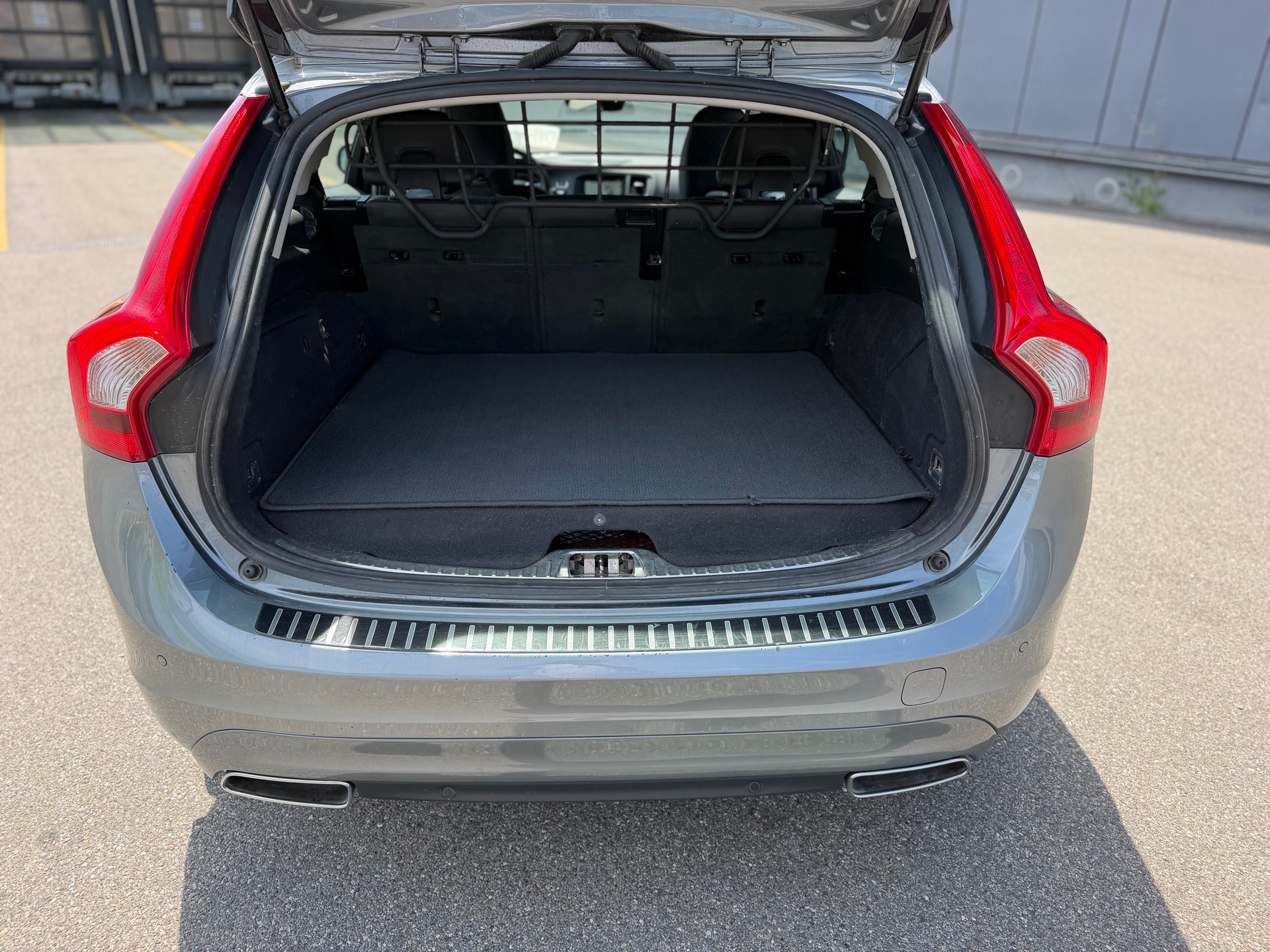 VOLVO V60 D6 AWD Plug-in Hybrid Momentum Geartronic-image-8