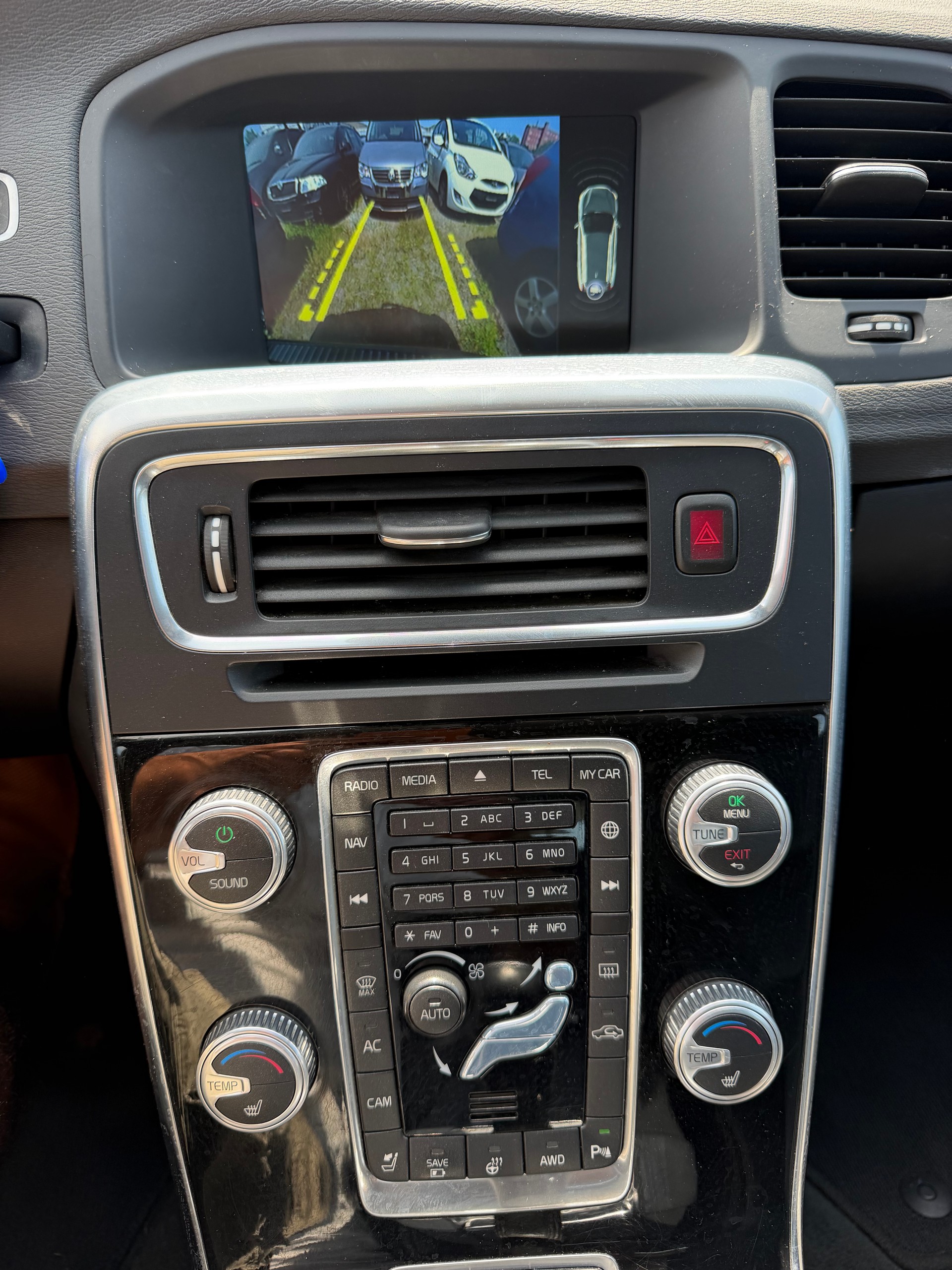 VOLVO V60 D6 AWD Plug-in Hybrid Momentum Geartronic-image-18