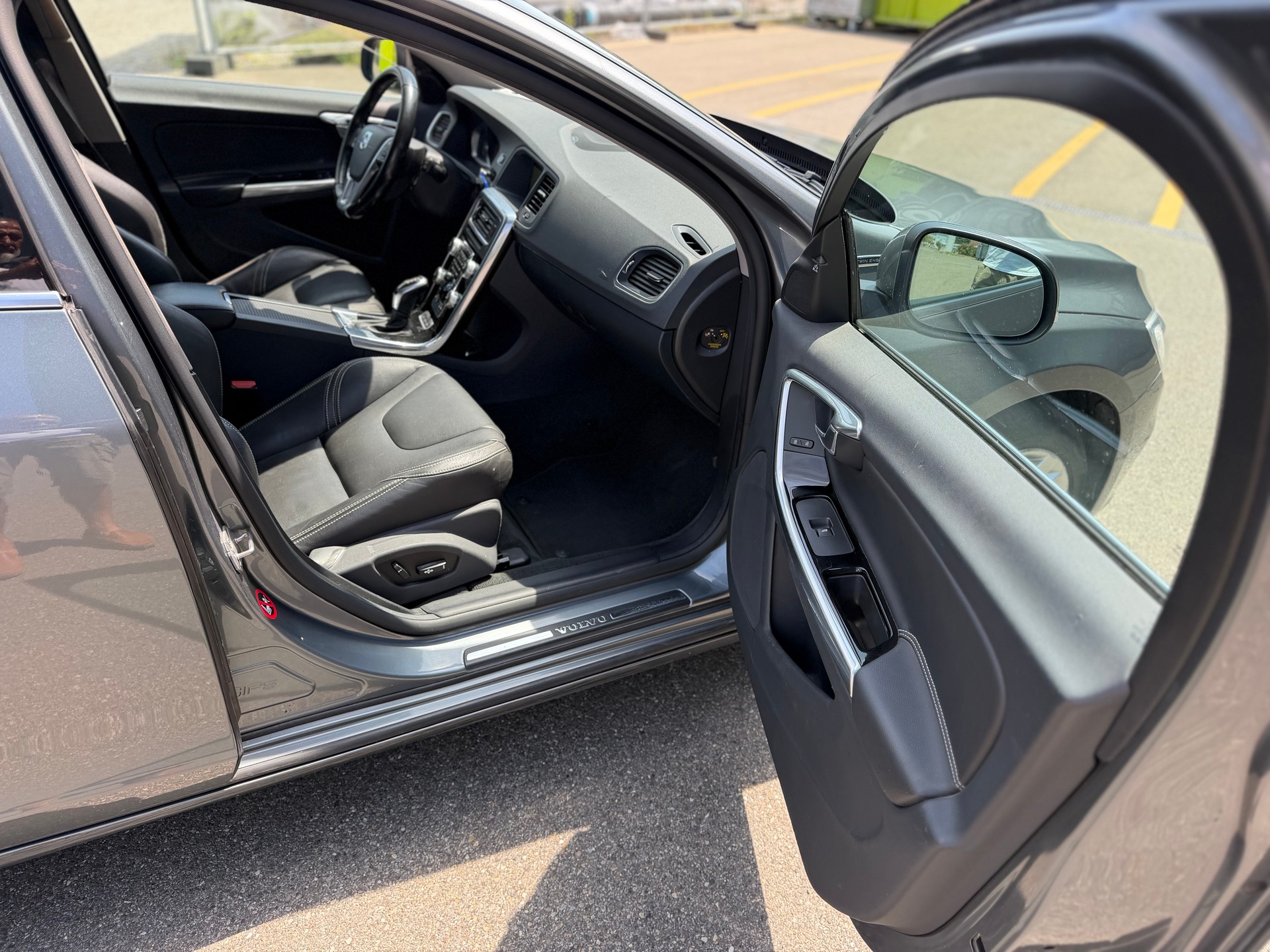 VOLVO V60 D6 AWD Plug-in Hybrid Momentum Geartronic-image-11
