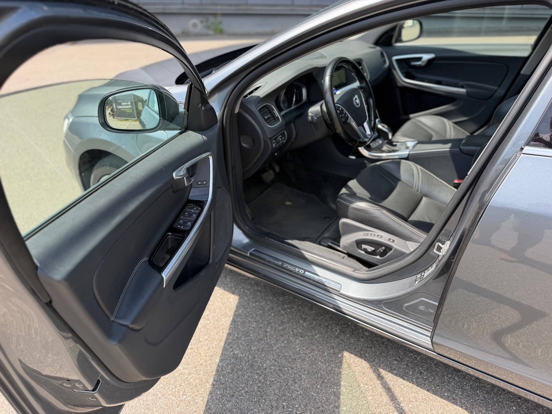 VOLVO V60 D6 AWD Plug-in Hybrid Momentum Geartronic-image-14