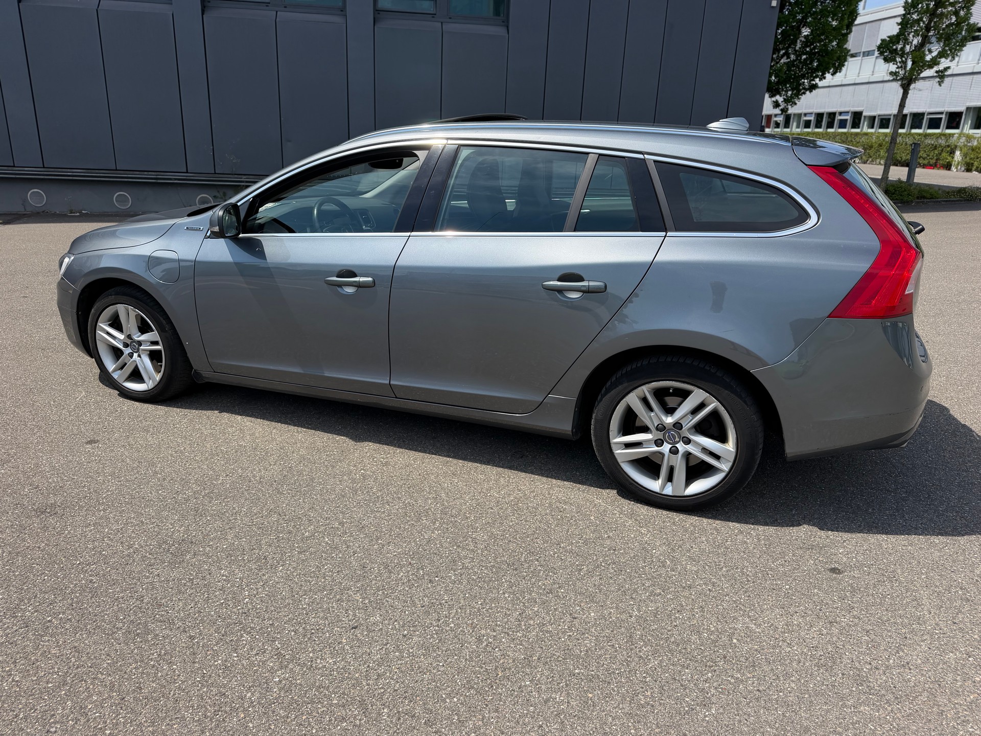 VOLVO V60 D6 AWD Plug-in Hybrid Momentum Geartronic-image-7