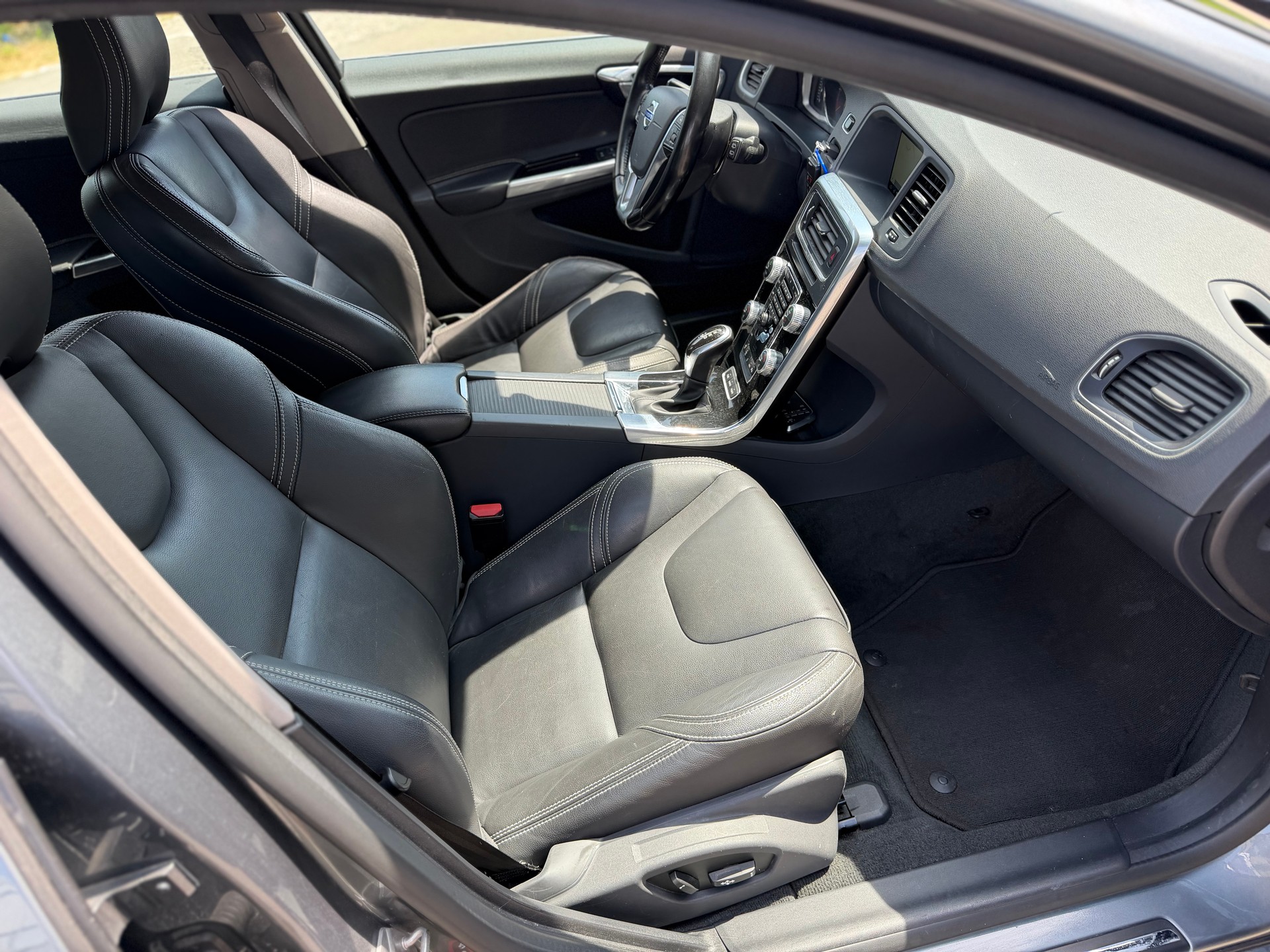 VOLVO V60 D6 AWD Plug-in Hybrid Momentum Geartronic-image-13