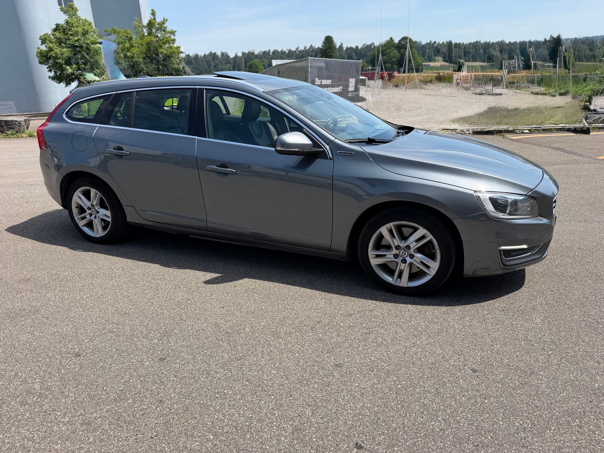 VOLVO V60 D6 AWD Plug-in Hybrid Momentum Geartronic-image-3